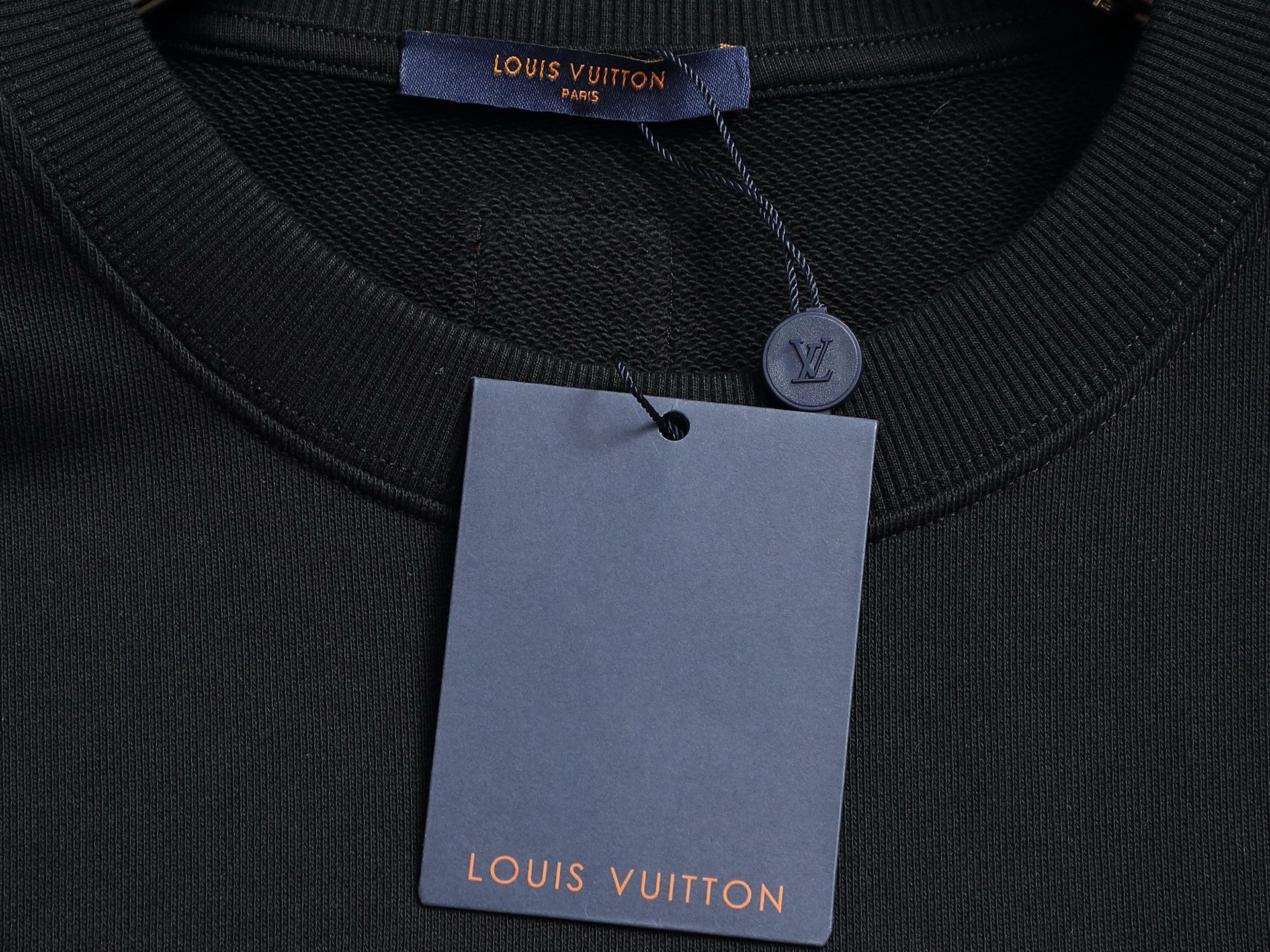 
Louis Vuitton/路易威登 钓鱼者刺绣工艺
Logo标识精致升级，灵感源自八十年代复古
原版