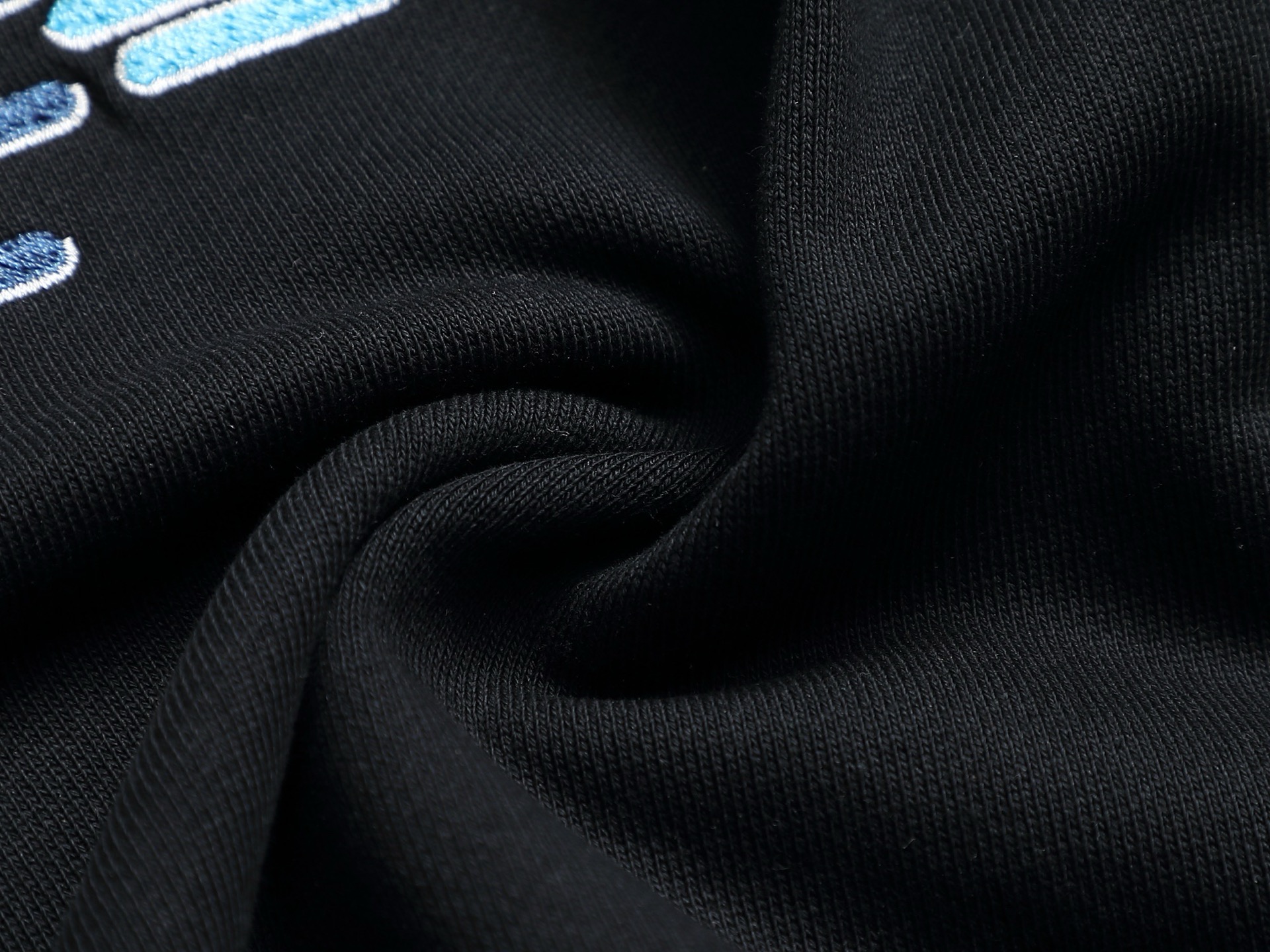 
Louis Vuitton/路易威登 钓鱼者刺绣工艺
Logo标识精致升级，灵感源自八十年代复古
原版