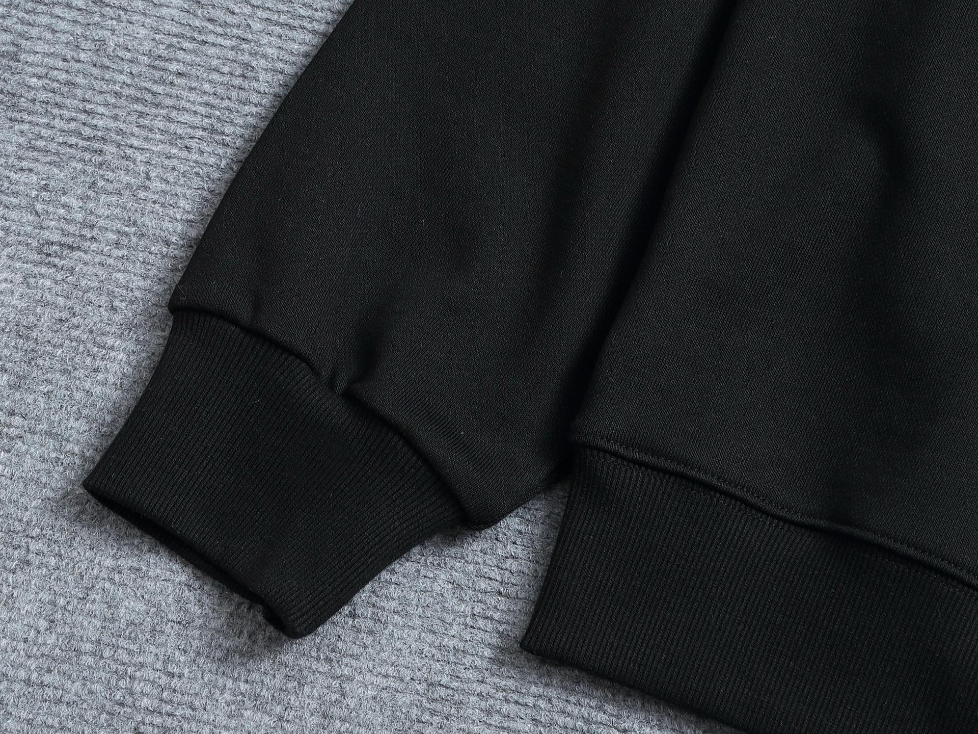 
Louis Vuitton/路易威登 钓鱼者刺绣工艺
Logo标识精致升级，灵感源自八十年代复古
原版