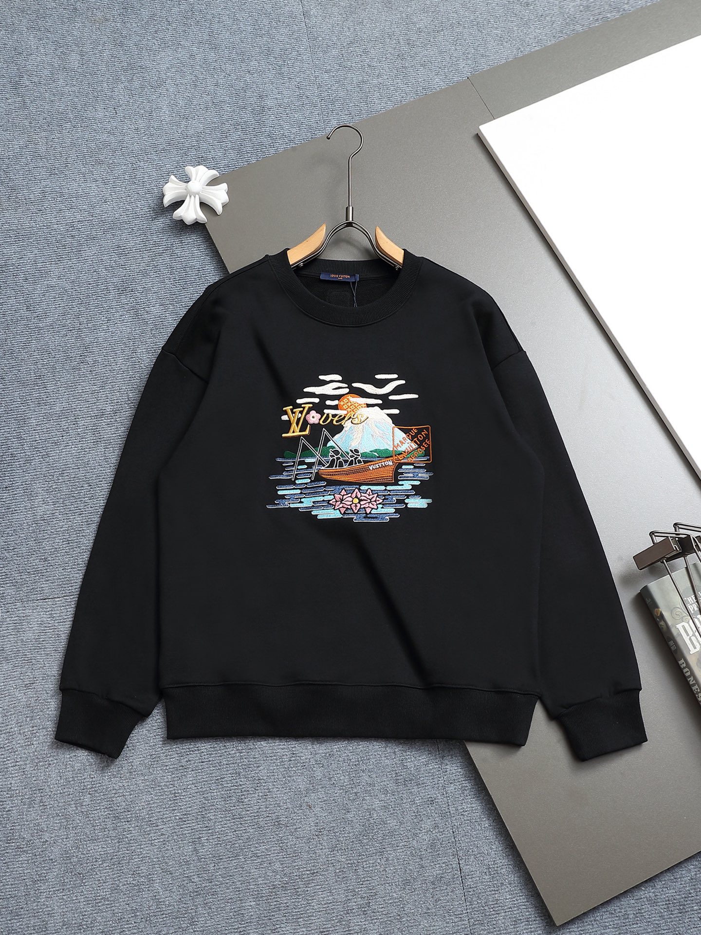 
Louis Vuitton/路易威登 钓鱼者刺绣工艺
Logo标识精致升级，灵感源自八十年代复古
原版