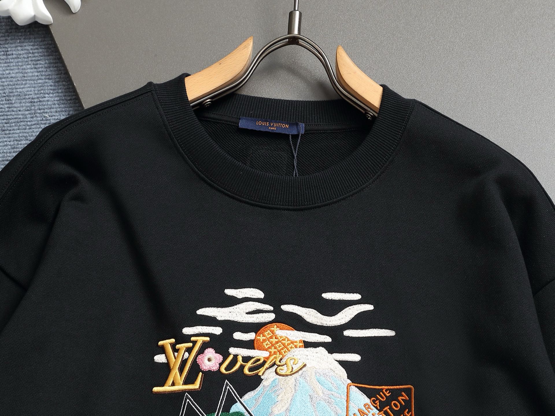 
Louis Vuitton/路易威登 钓鱼者刺绣工艺
Logo标识精致升级，灵感源自八十年代复古
原版