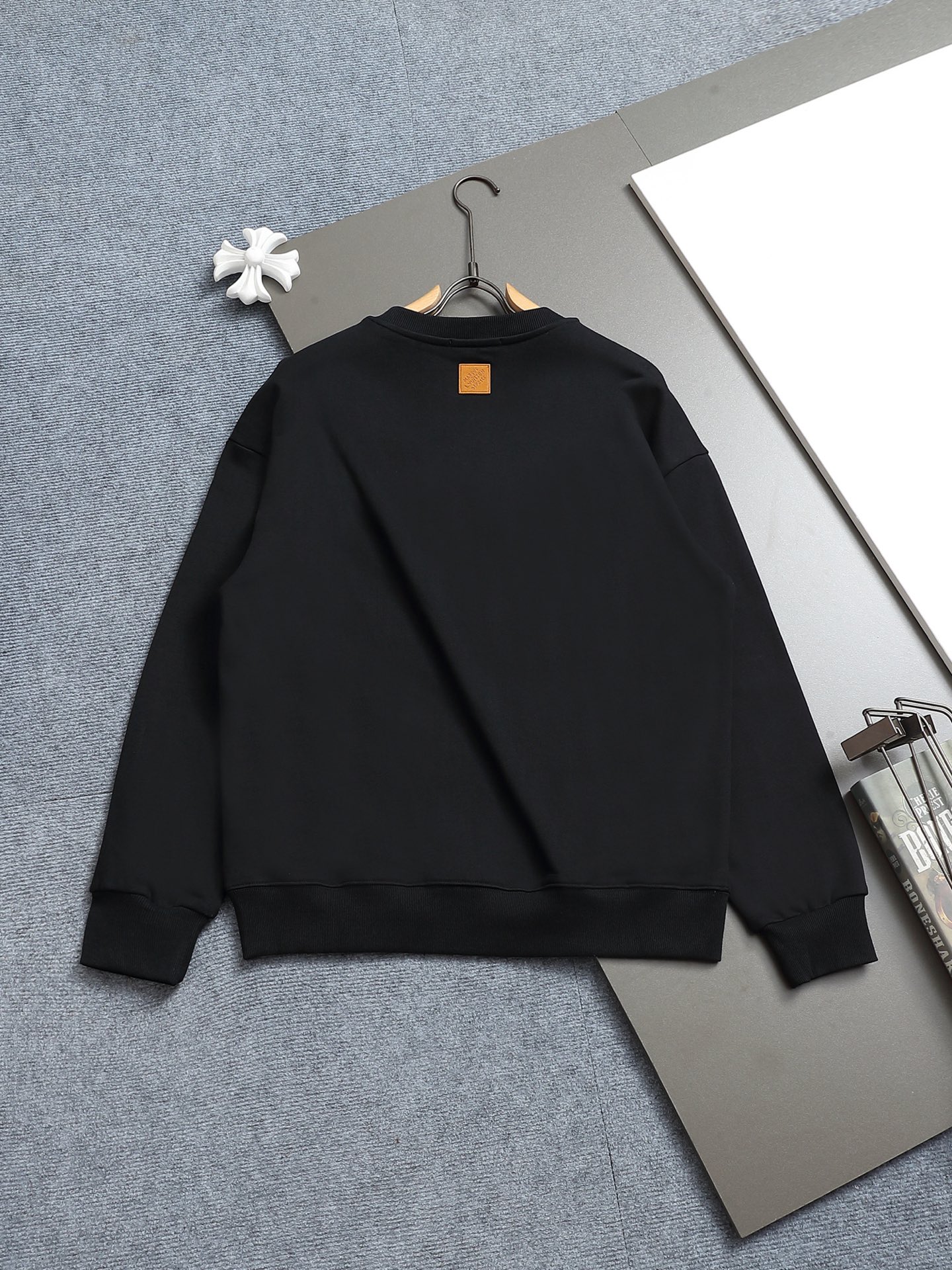 
Louis Vuitton/路易威登 钓鱼者刺绣工艺
Logo标识精致升级，灵感源自八十年代复古
原版