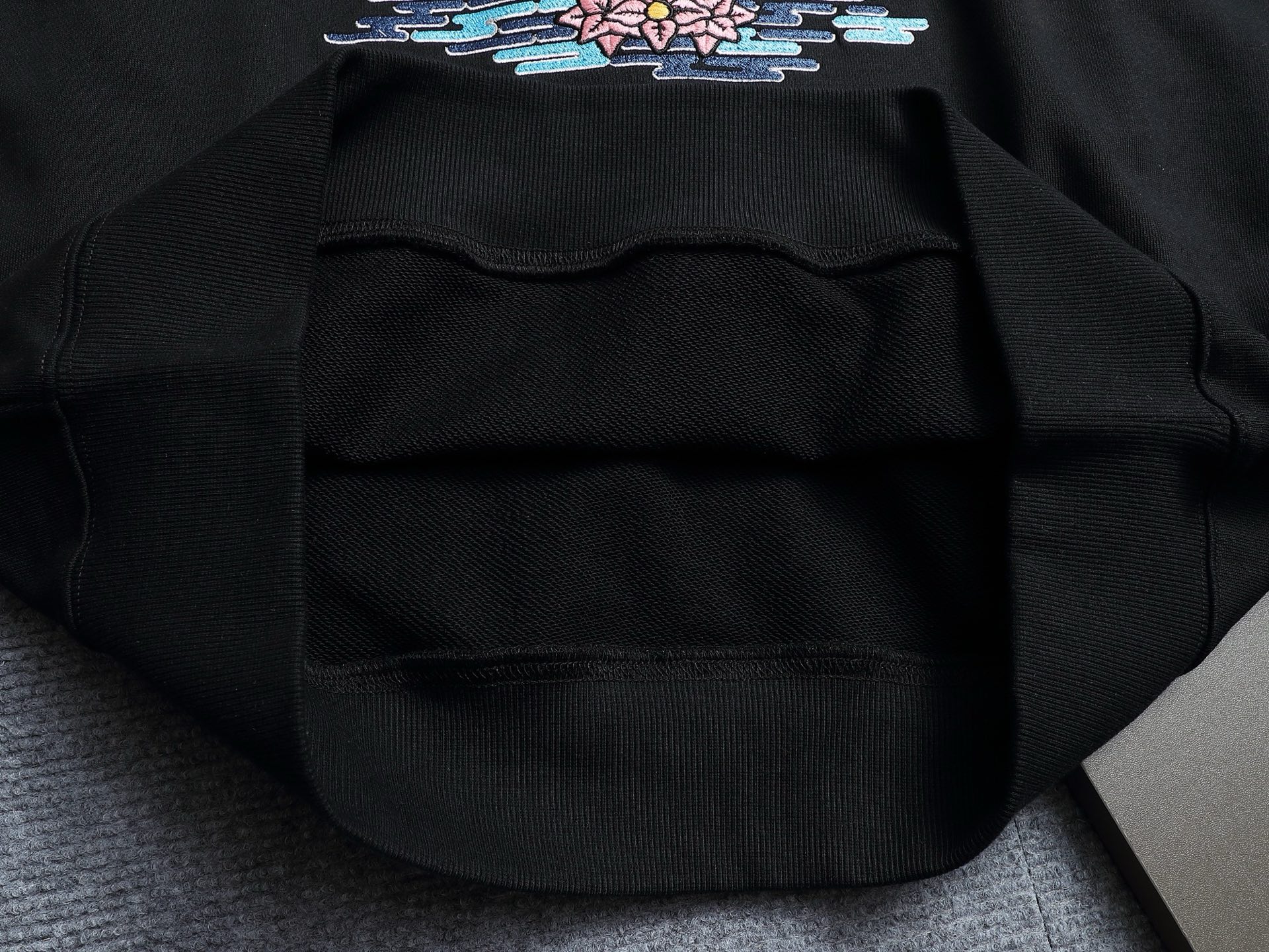 
Louis Vuitton/路易威登 钓鱼者刺绣工艺
Logo标识精致升级，灵感源自八十年代复古
原版