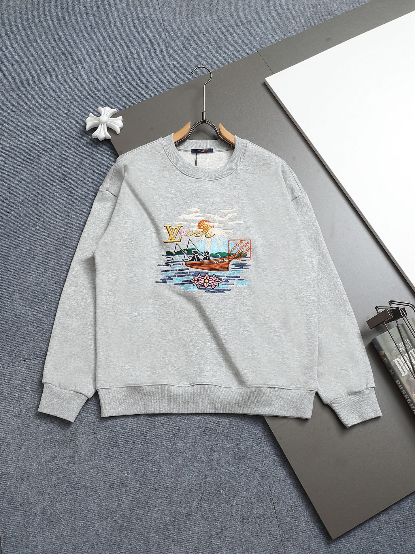 
Louis Vuitton/路易威登 钓鱼者刺绣工艺
Logo标识精致升级，灵感源自八十年代复古
原版