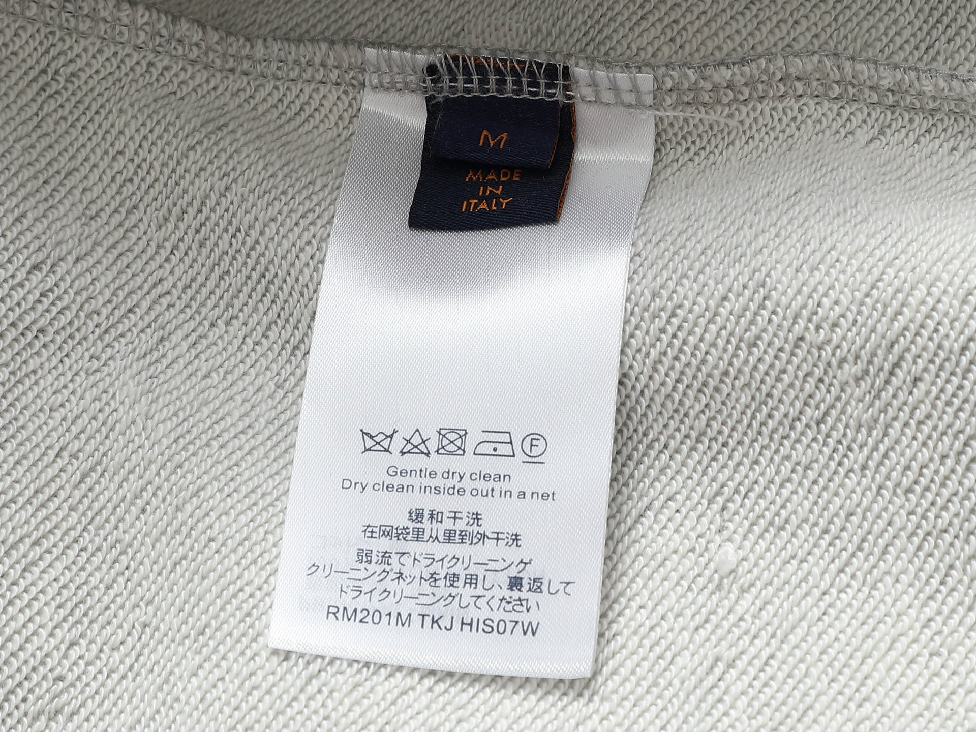 
Louis Vuitton/路易威登 钓鱼者刺绣工艺
Logo标识精致升级，灵感源自八十年代复古
原版