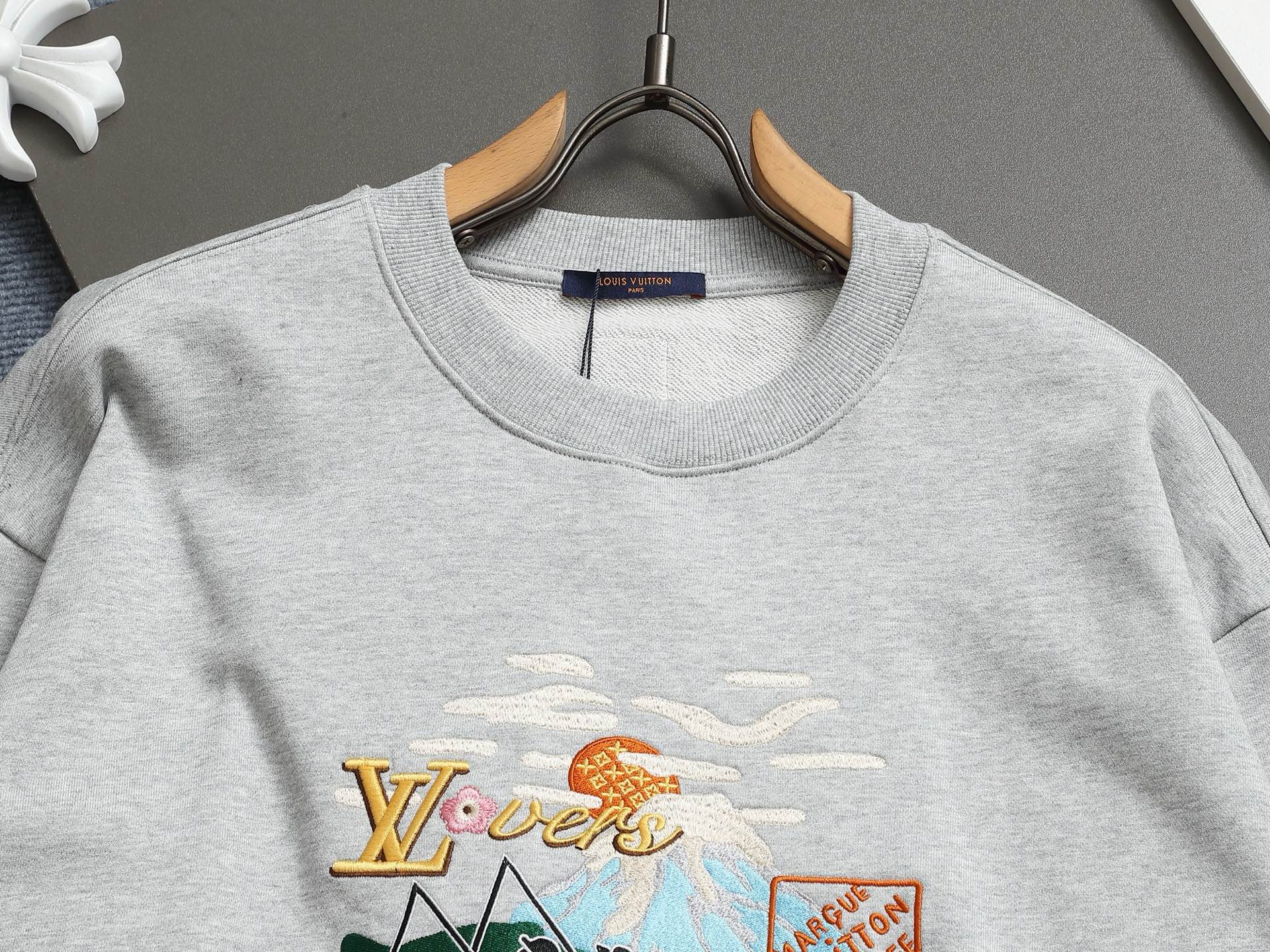 
Louis Vuitton/路易威登 钓鱼者刺绣工艺
Logo标识精致升级，灵感源自八十年代复古
原版