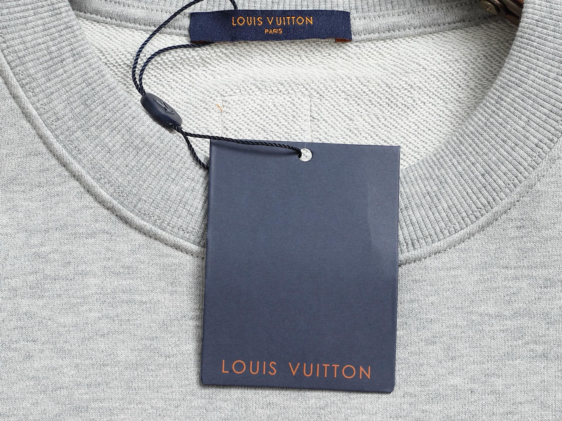
Louis Vuitton/路易威登 钓鱼者刺绣工艺
Logo标识精致升级，灵感源自八十年代复古
原版