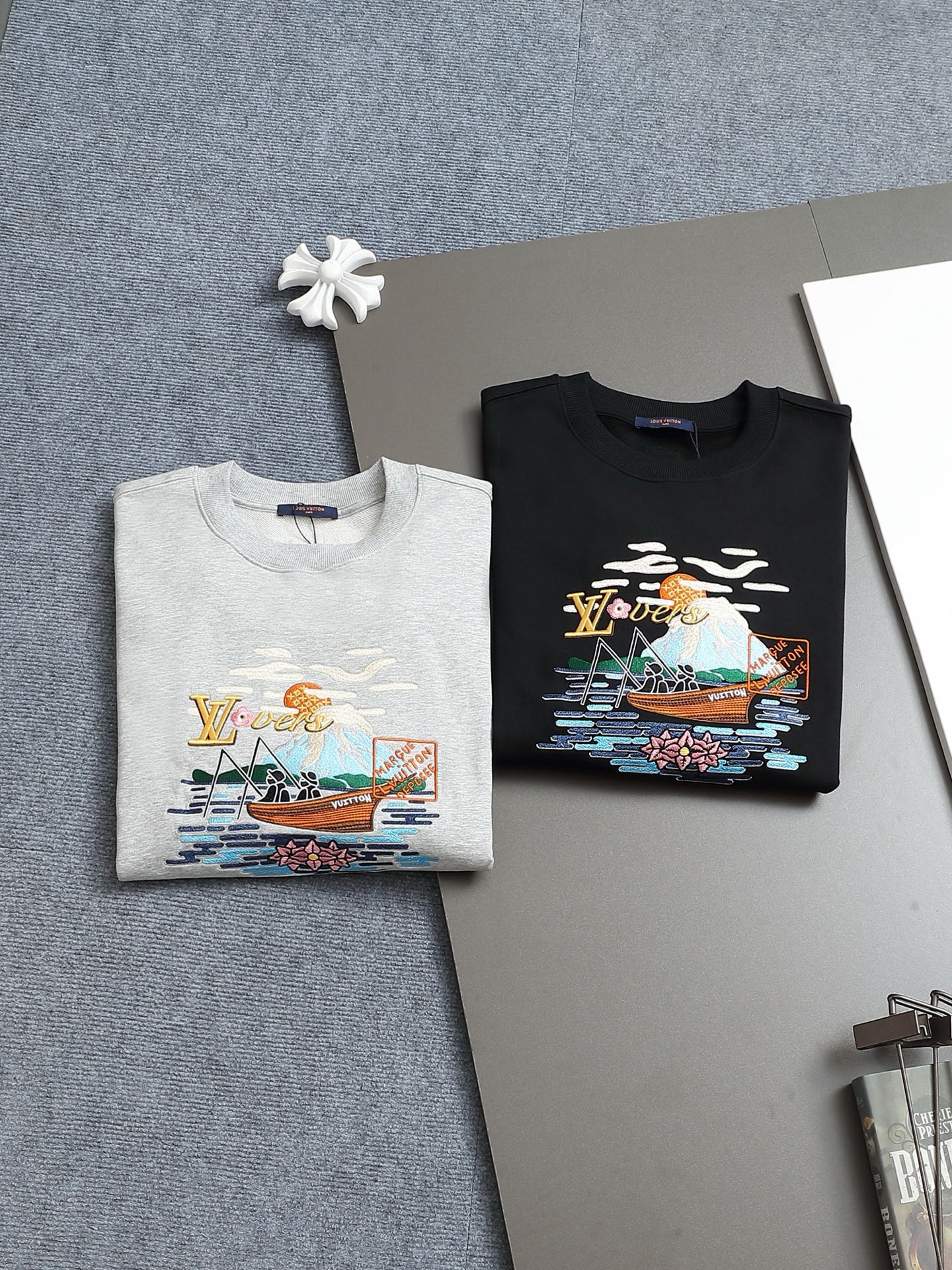 
Louis Vuitton/路易威登 钓鱼者刺绣工艺
Logo标识精致升级，灵感源自八十年代复古
原版