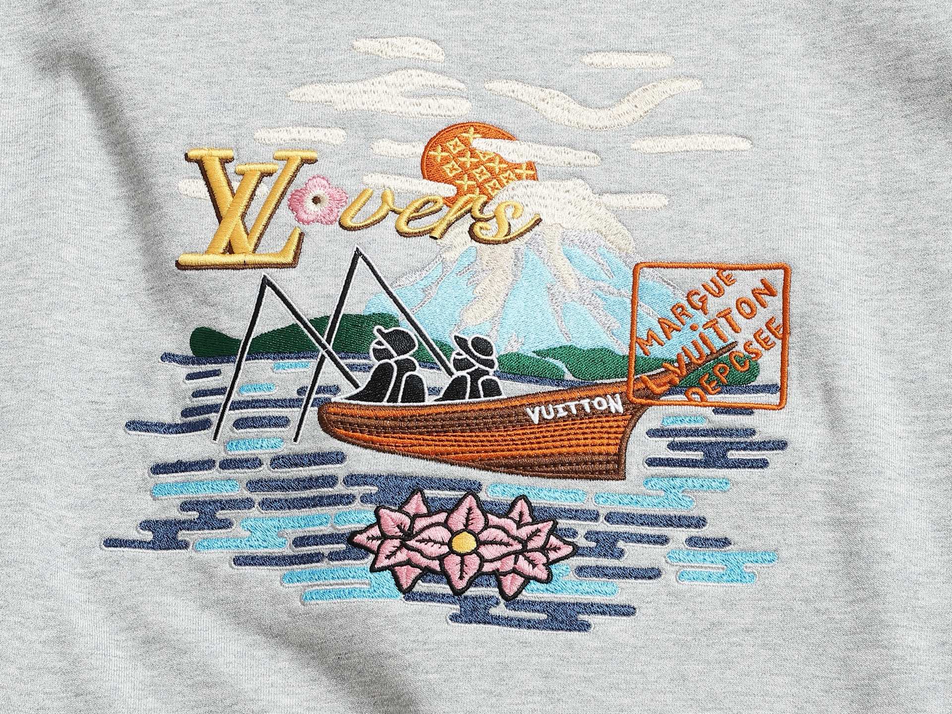 
Louis Vuitton/路易威登 钓鱼者刺绣工艺
Logo标识精致升级，灵感源自八十年代复古
原版