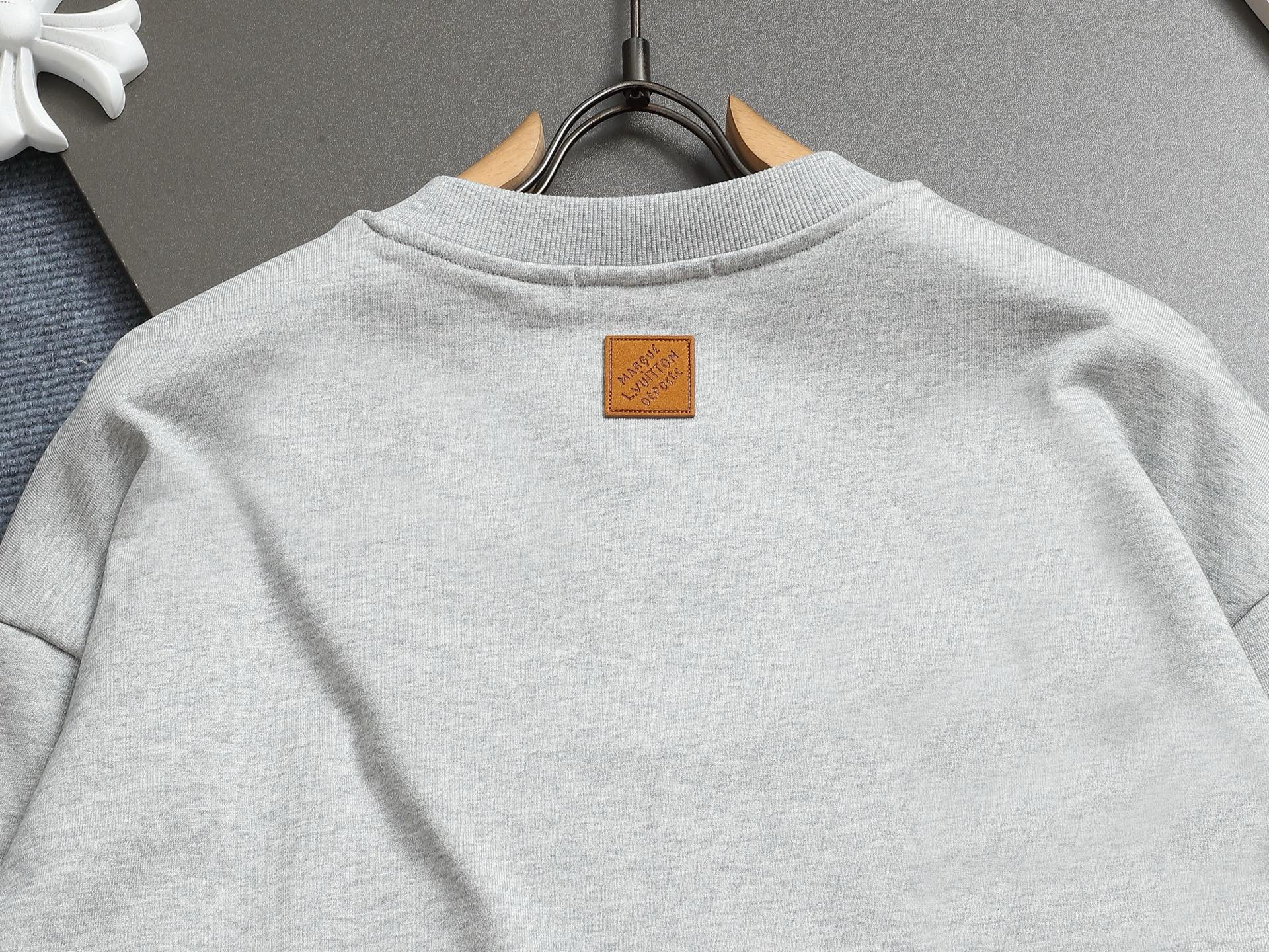 
Louis Vuitton/路易威登 钓鱼者刺绣工艺
Logo标识精致升级，灵感源自八十年代复古
原版