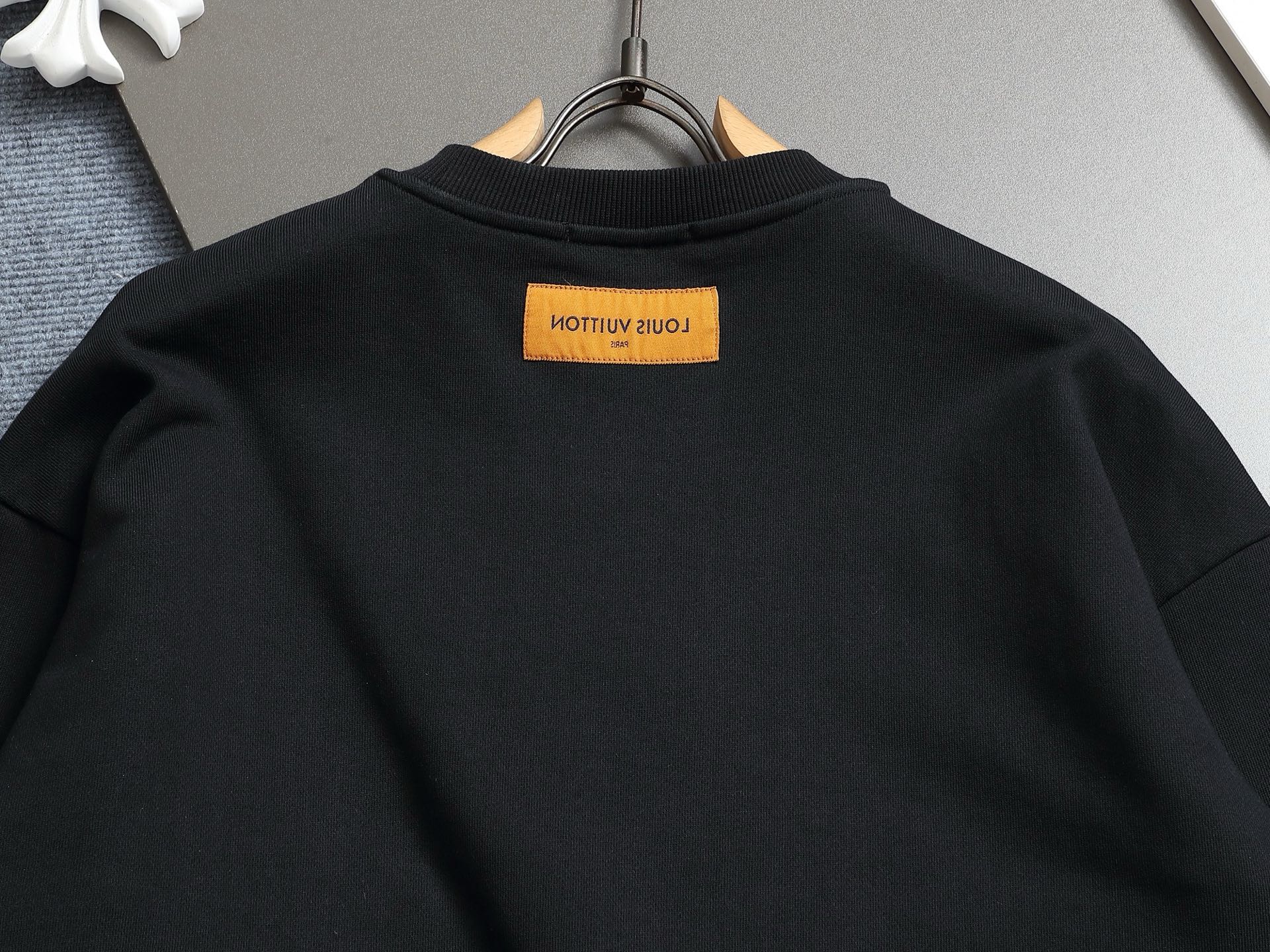 
Louis Vuitton/路易威登 经典纯色刺绣工艺
Logo标识精致升级，灵感源自八十年代复古
原