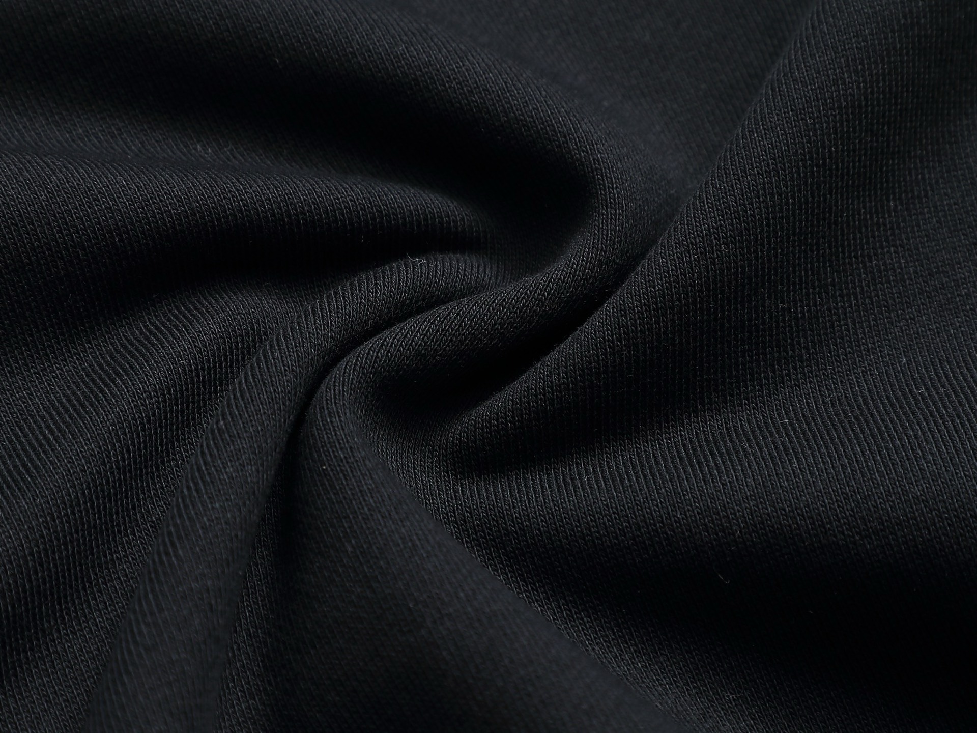 
Louis Vuitton/路易威登 经典纯色刺绣工艺
Logo标识精致升级，灵感源自八十年代复古
原