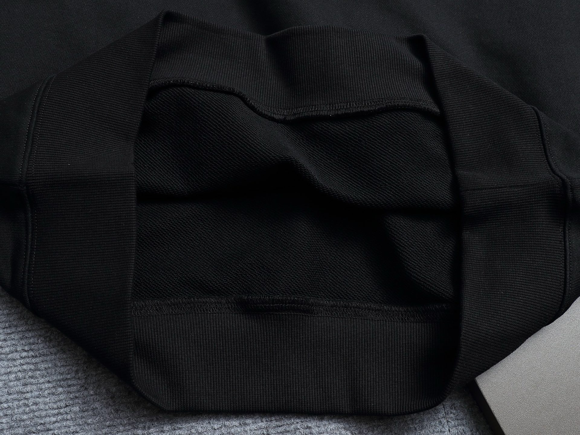 
Louis Vuitton/路易威登 经典纯色刺绣工艺
Logo标识精致升级，灵感源自八十年代复古
原