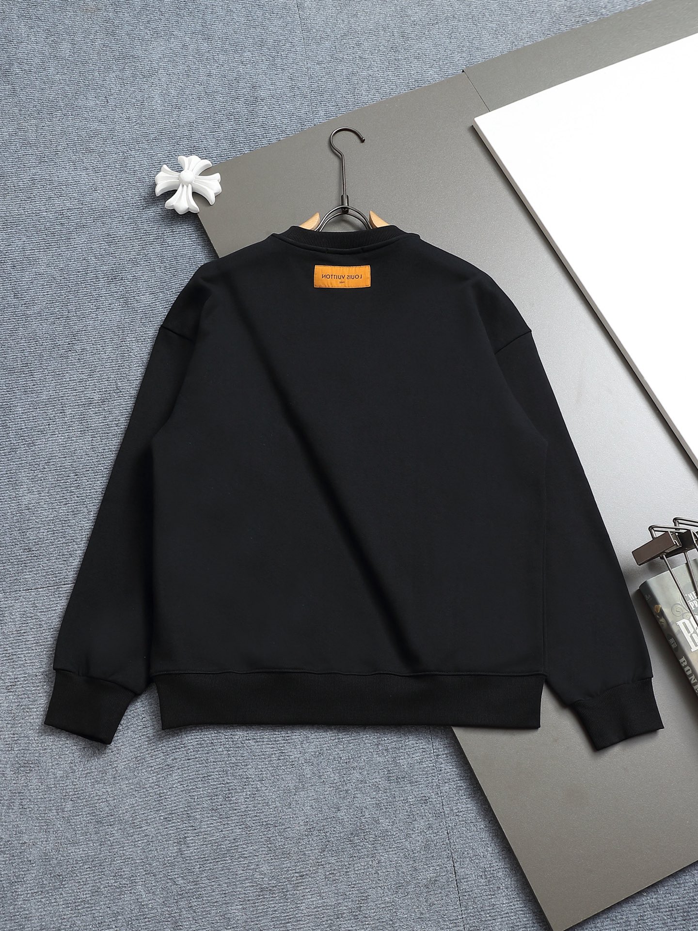 
Louis Vuitton/路易威登 经典纯色刺绣工艺
Logo标识精致升级，灵感源自八十年代复古
原