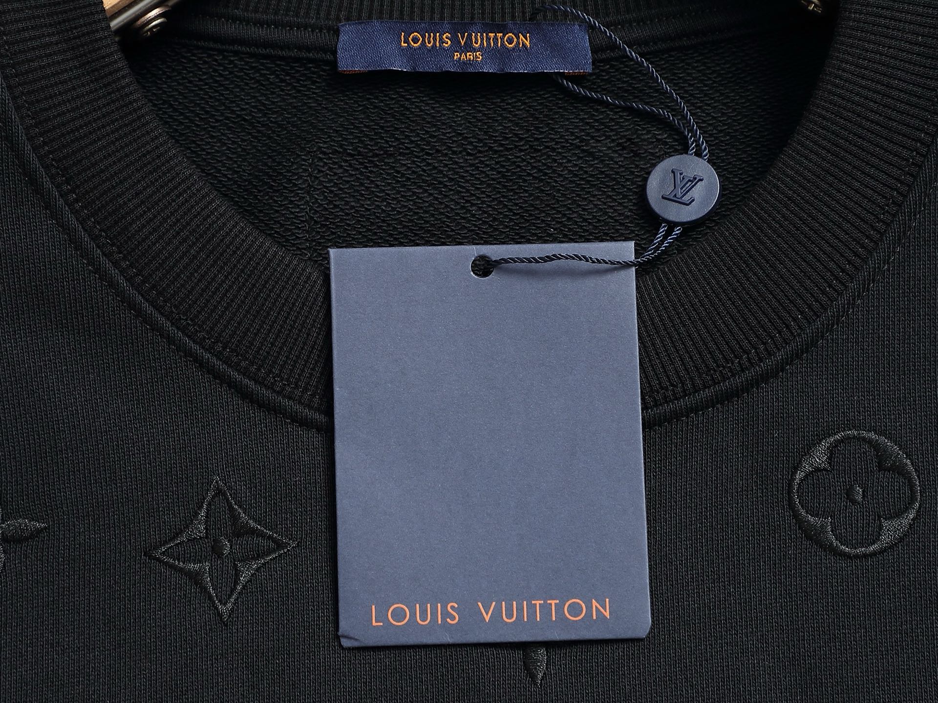 
Louis Vuitton/路易威登 经典纯色刺绣工艺
Logo标识精致升级，灵感源自八十年代复古
原