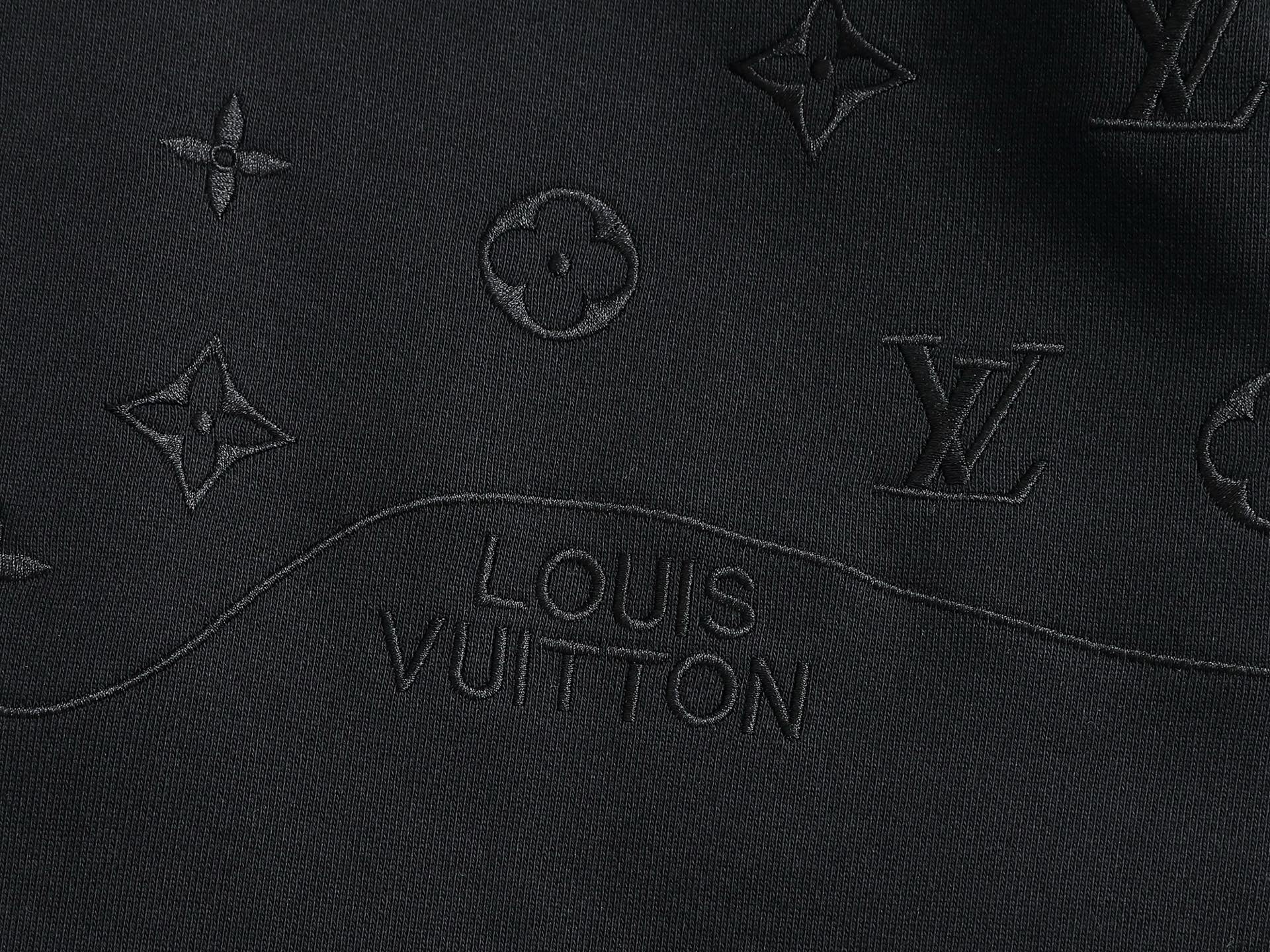 
Louis Vuitton/路易威登 经典纯色刺绣工艺
Logo标识精致升级，灵感源自八十年代复古
原