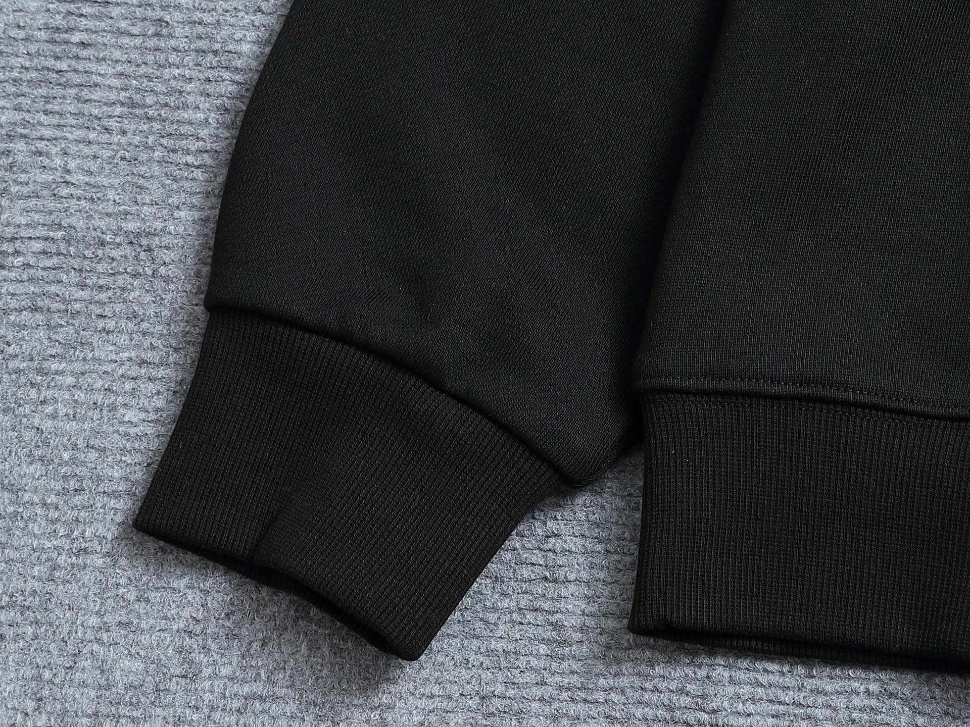 
Louis Vuitton/路易威登 经典纯色刺绣工艺
Logo标识精致升级，灵感源自八十年代复古
原