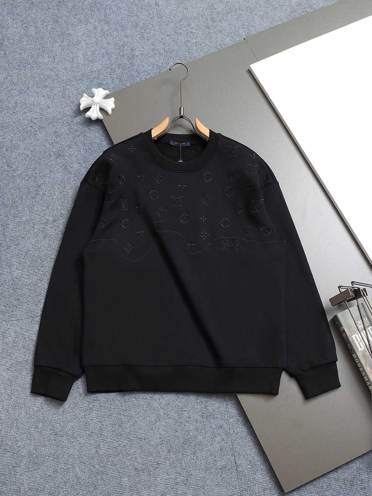 
Louis Vuitton/路易威登 经典纯色刺绣工艺
Logo标识精致升级，灵感源自八十年代复古
原