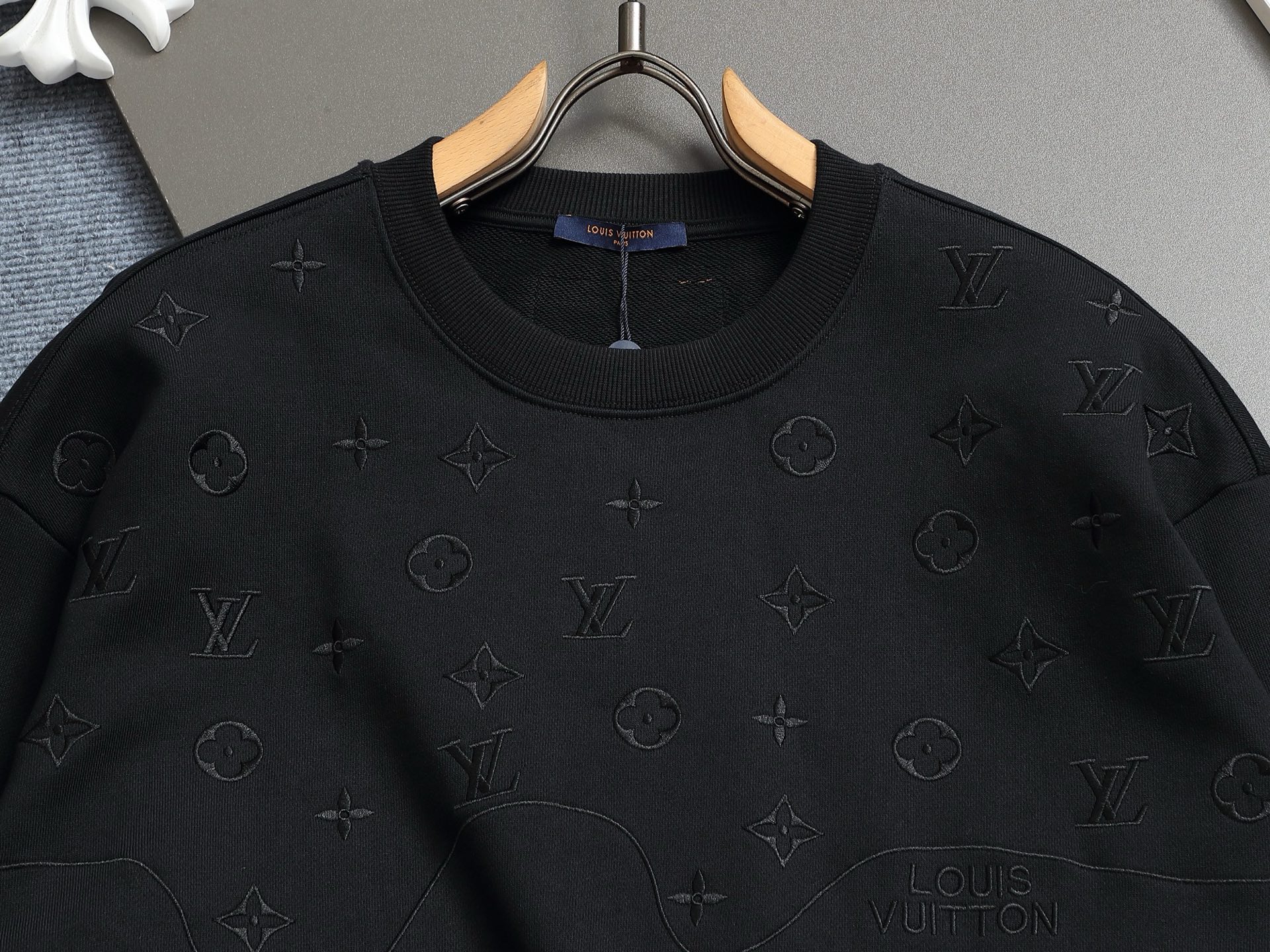 
Louis Vuitton/路易威登 经典纯色刺绣工艺
Logo标识精致升级，灵感源自八十年代复古
原