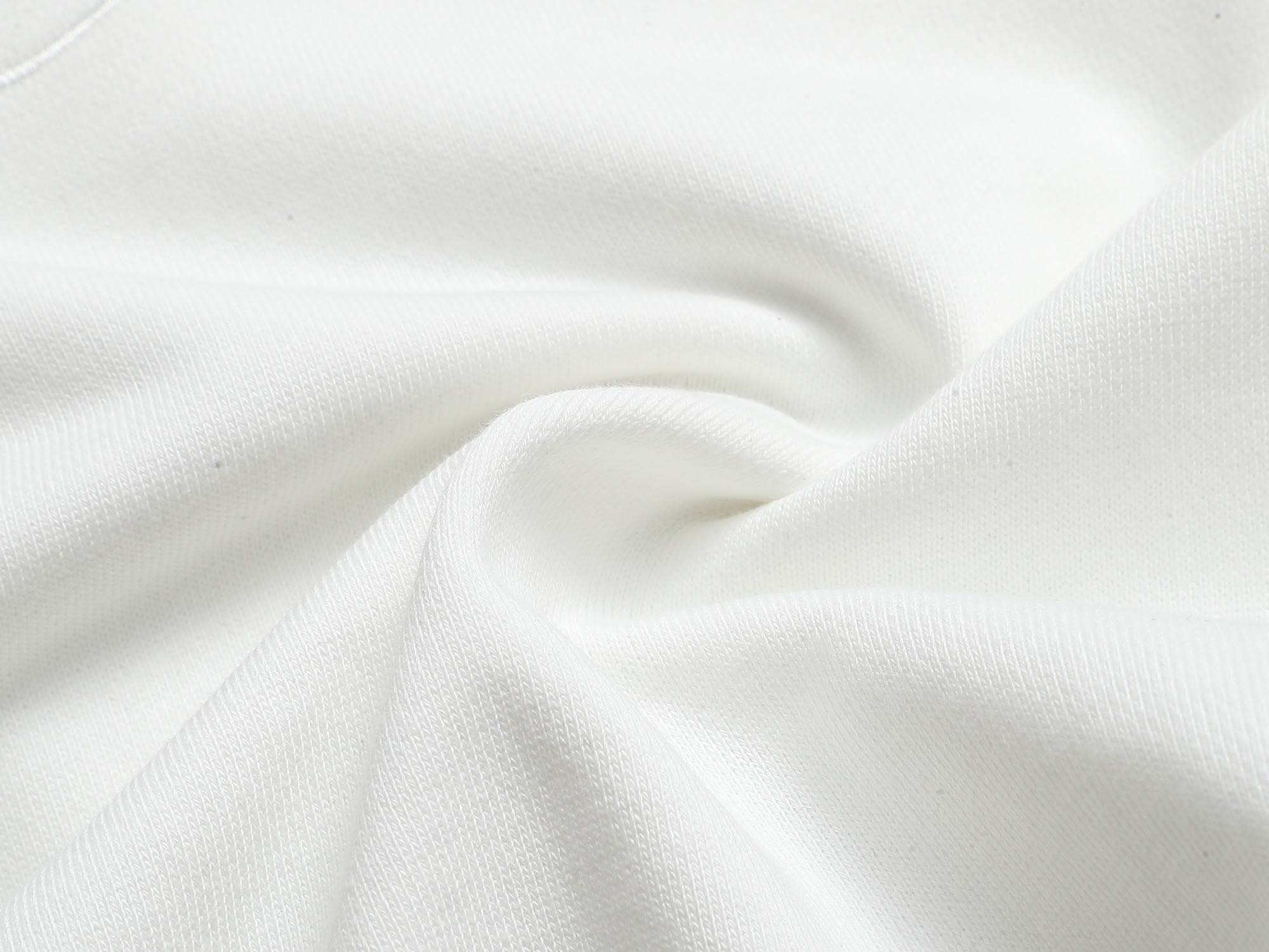 
Louis Vuitton/路易威登 经典纯色刺绣工艺
Logo标识精致升级，灵感源自八十年代复古
原