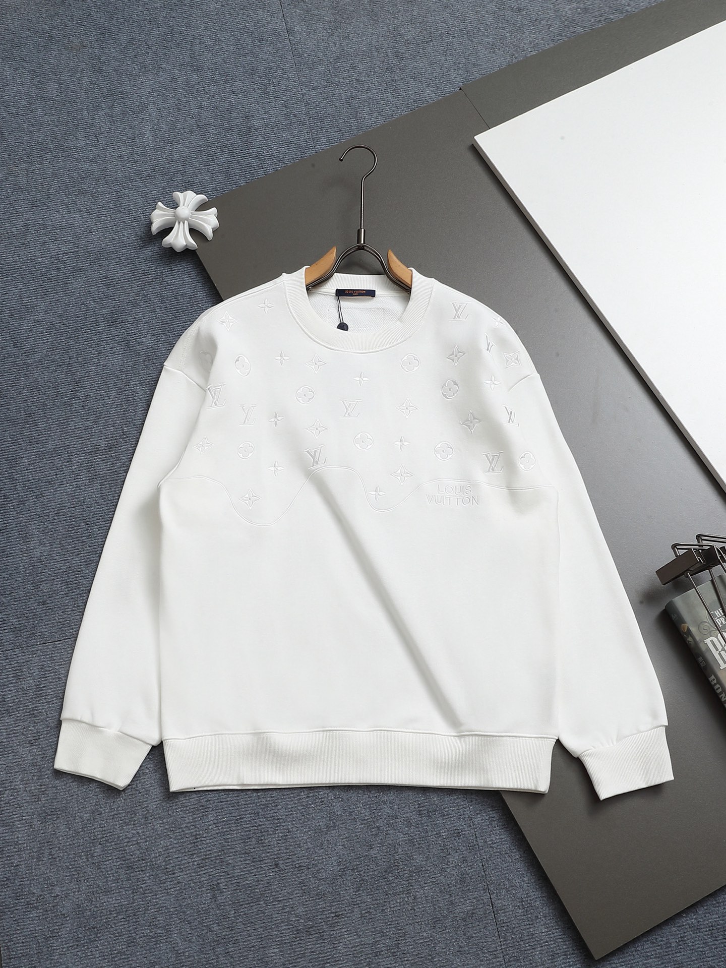 
Louis Vuitton/路易威登 经典纯色刺绣工艺
Logo标识精致升级，灵感源自八十年代复古
原