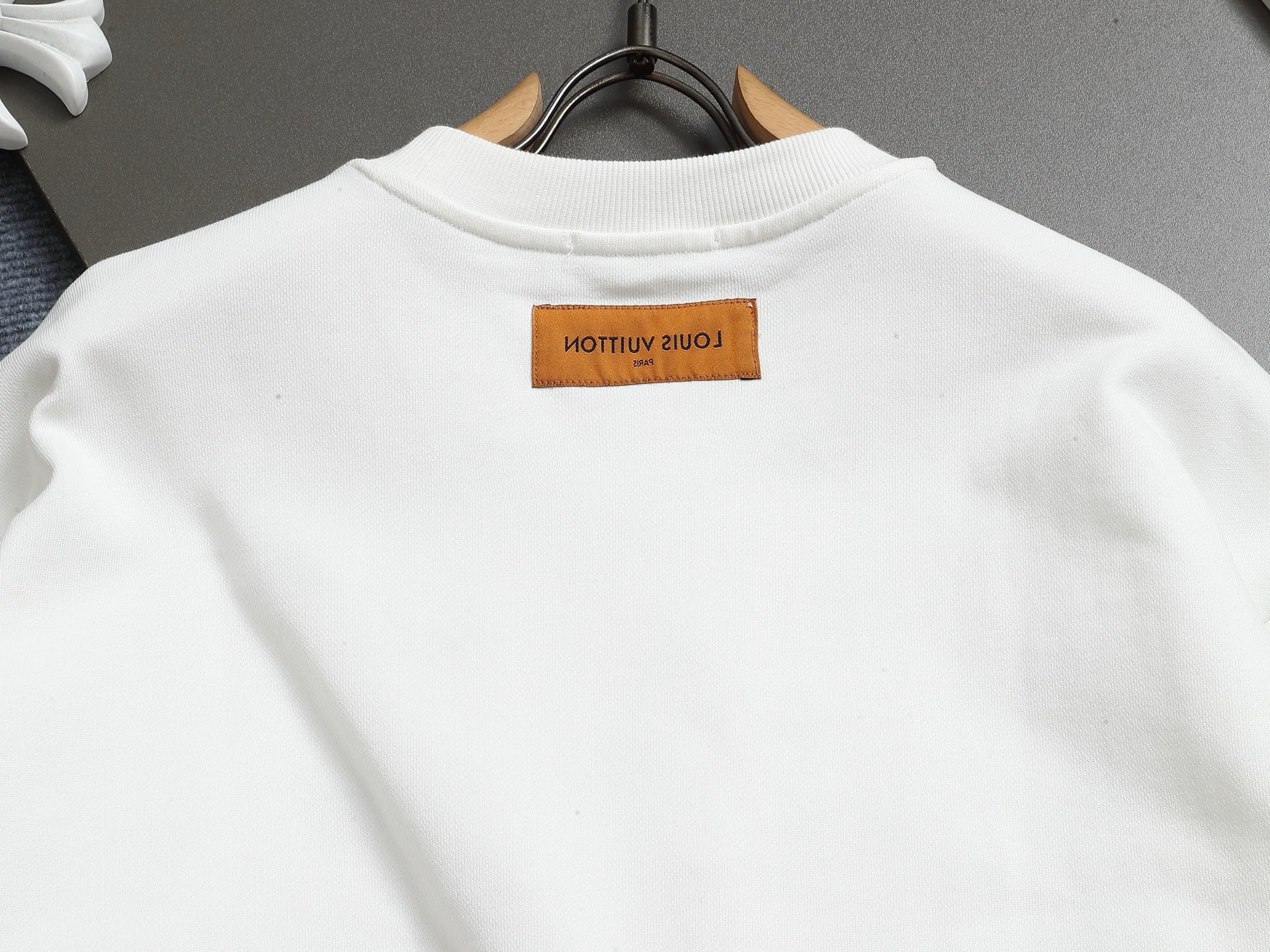 
Louis Vuitton/路易威登 经典纯色刺绣工艺
Logo标识精致升级，灵感源自八十年代复古
原