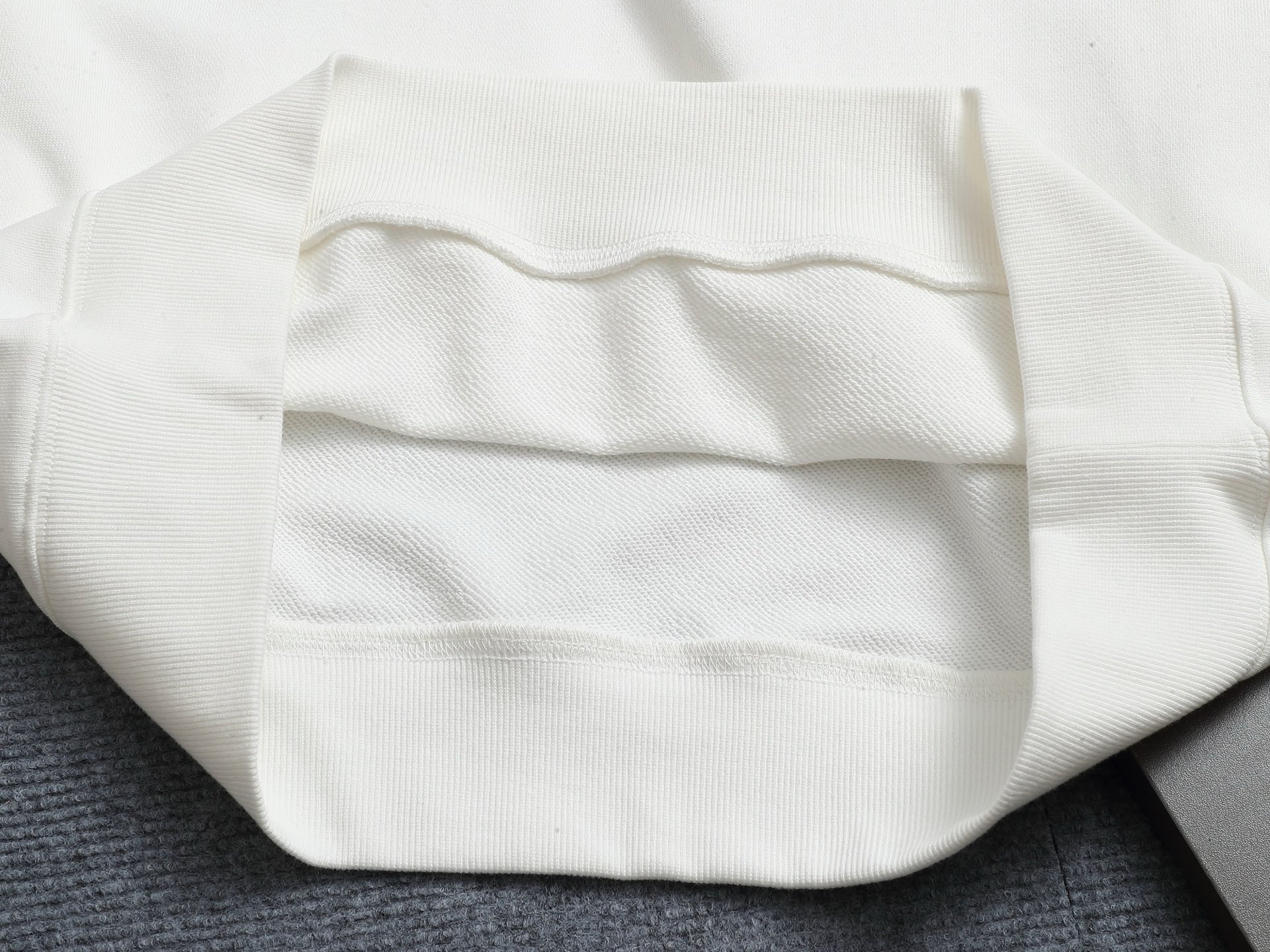 
Louis Vuitton/路易威登 经典纯色刺绣工艺
Logo标识精致升级，灵感源自八十年代复古
原