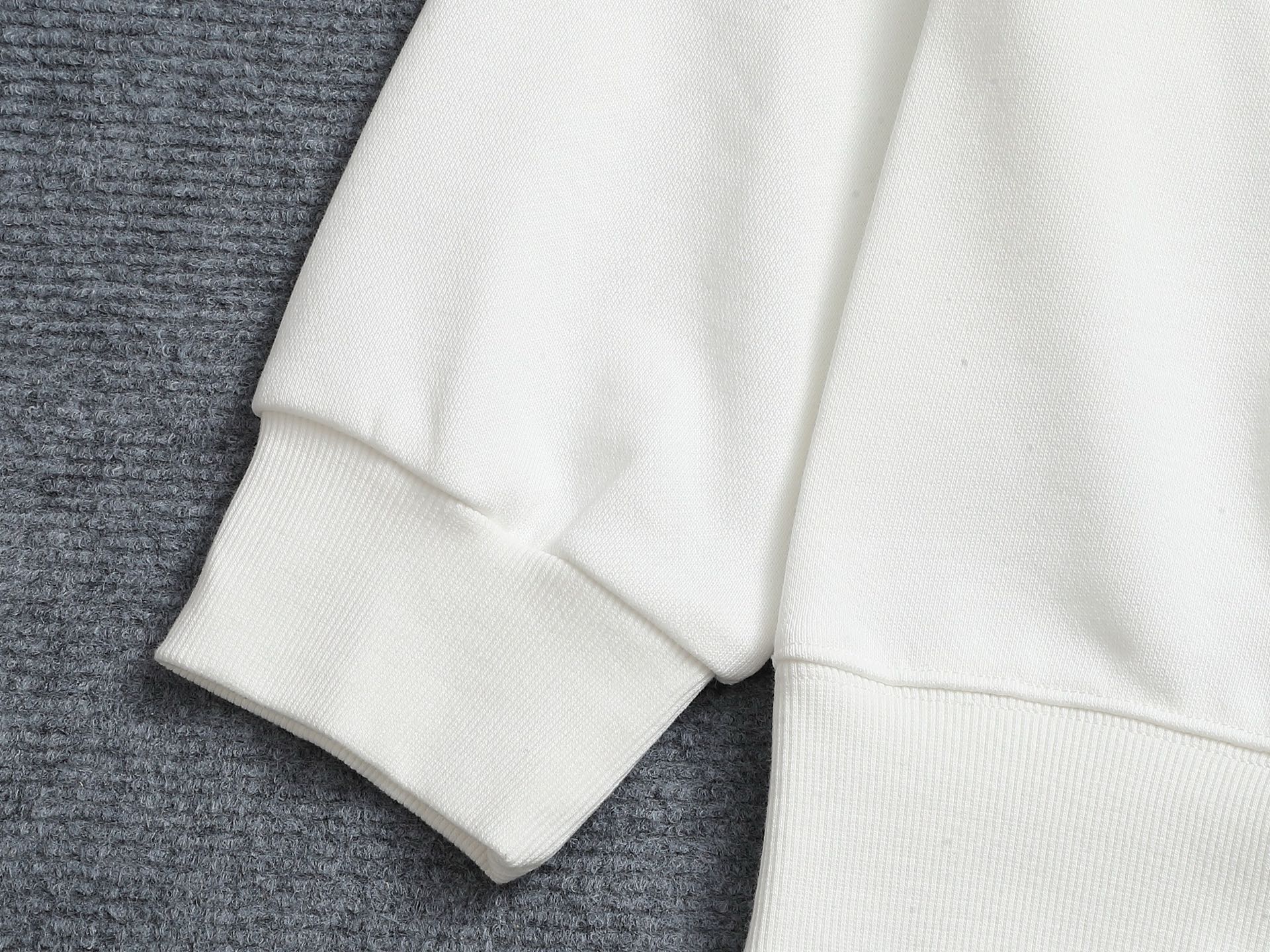 
Louis Vuitton/路易威登 经典纯色刺绣工艺
Logo标识精致升级，灵感源自八十年代复古
原