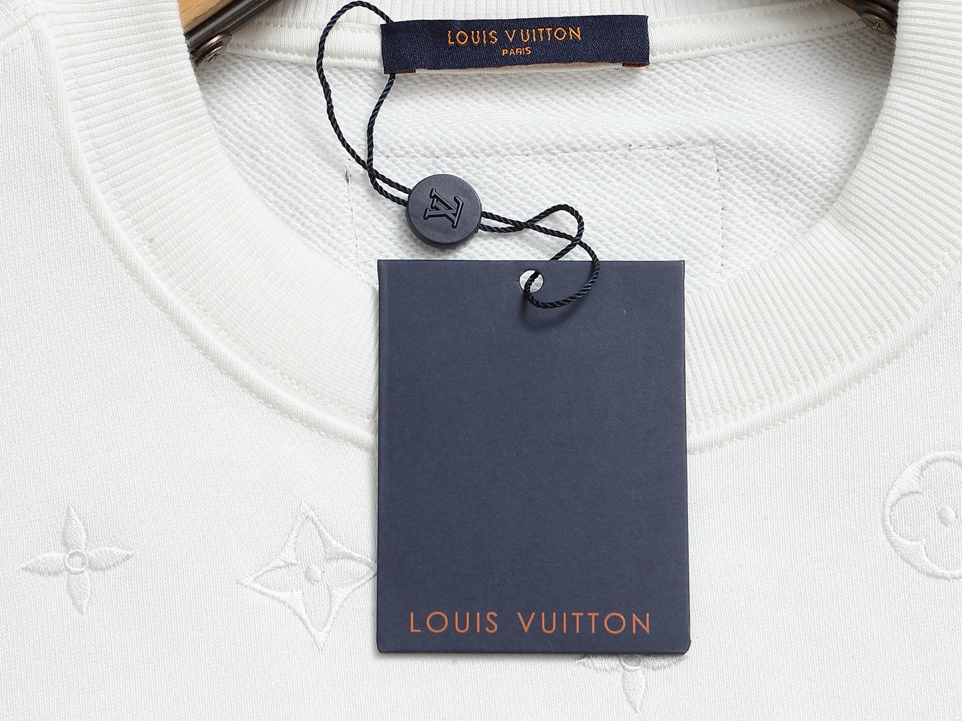 
Louis Vuitton/路易威登 经典纯色刺绣工艺
Logo标识精致升级，灵感源自八十年代复古
原