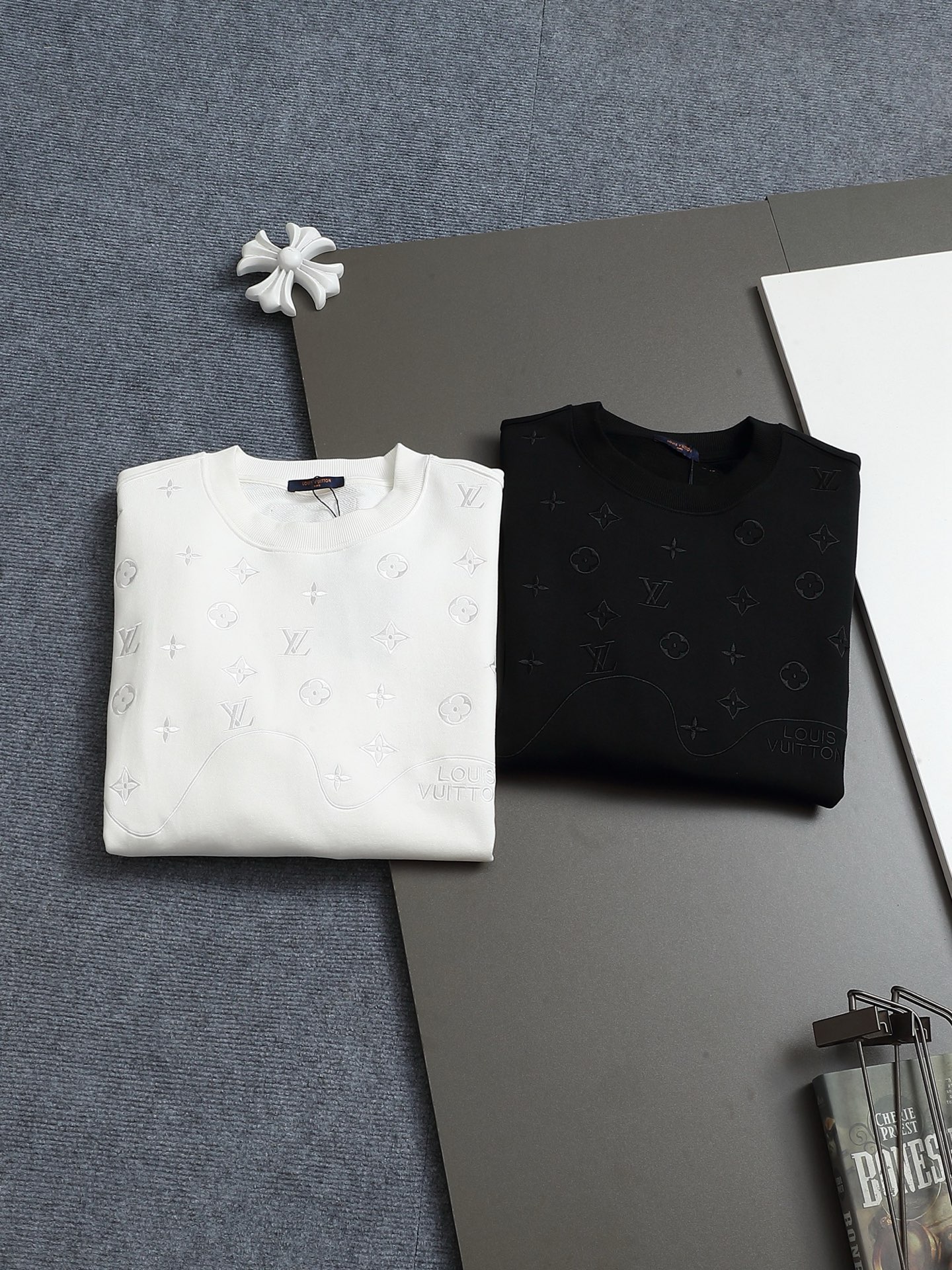 
Louis Vuitton/路易威登 经典纯色刺绣工艺
Logo标识精致升级，灵感源自八十年代复古
原