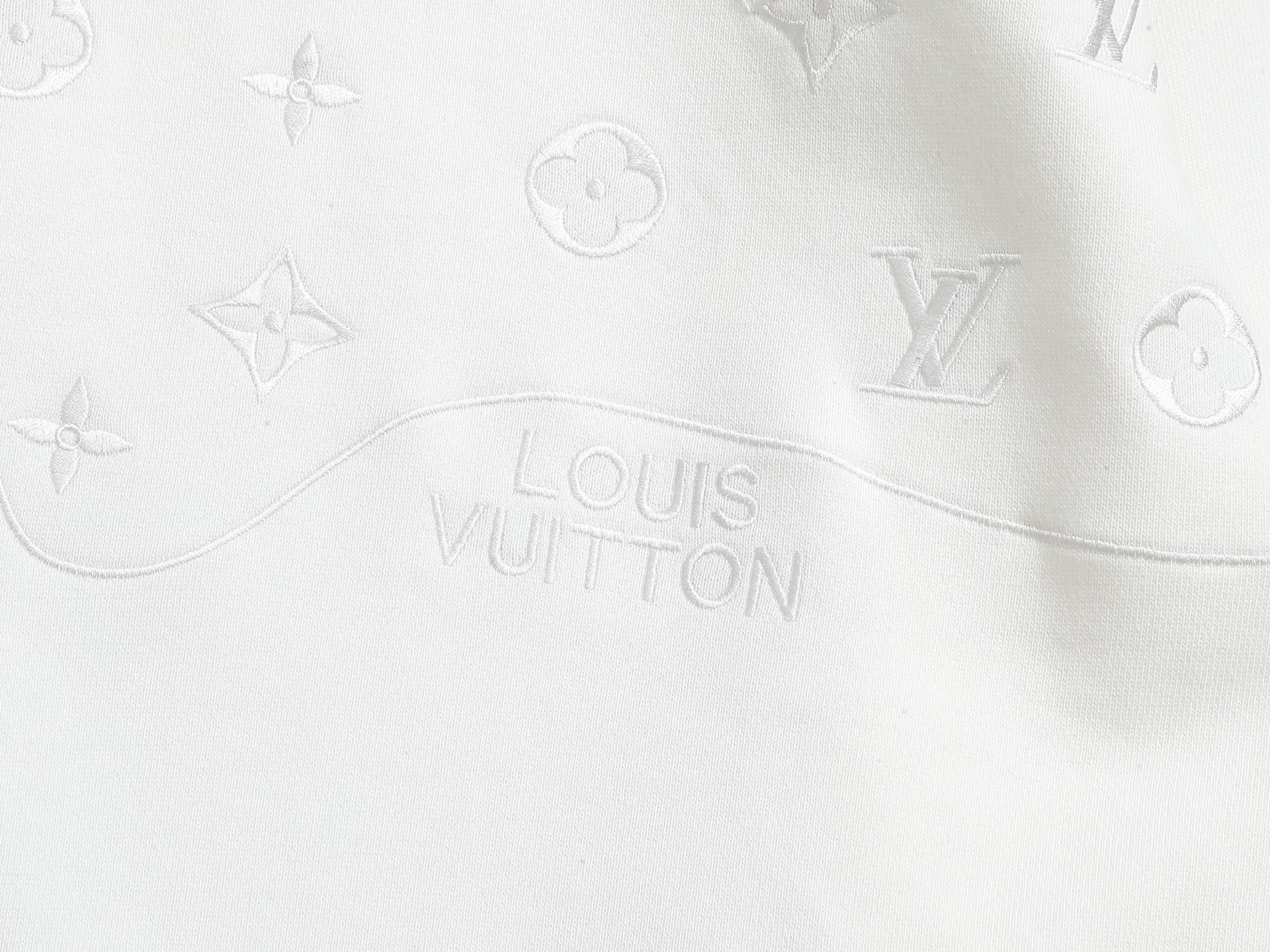
Louis Vuitton/路易威登 经典纯色刺绣工艺
Logo标识精致升级，灵感源自八十年代复古
原