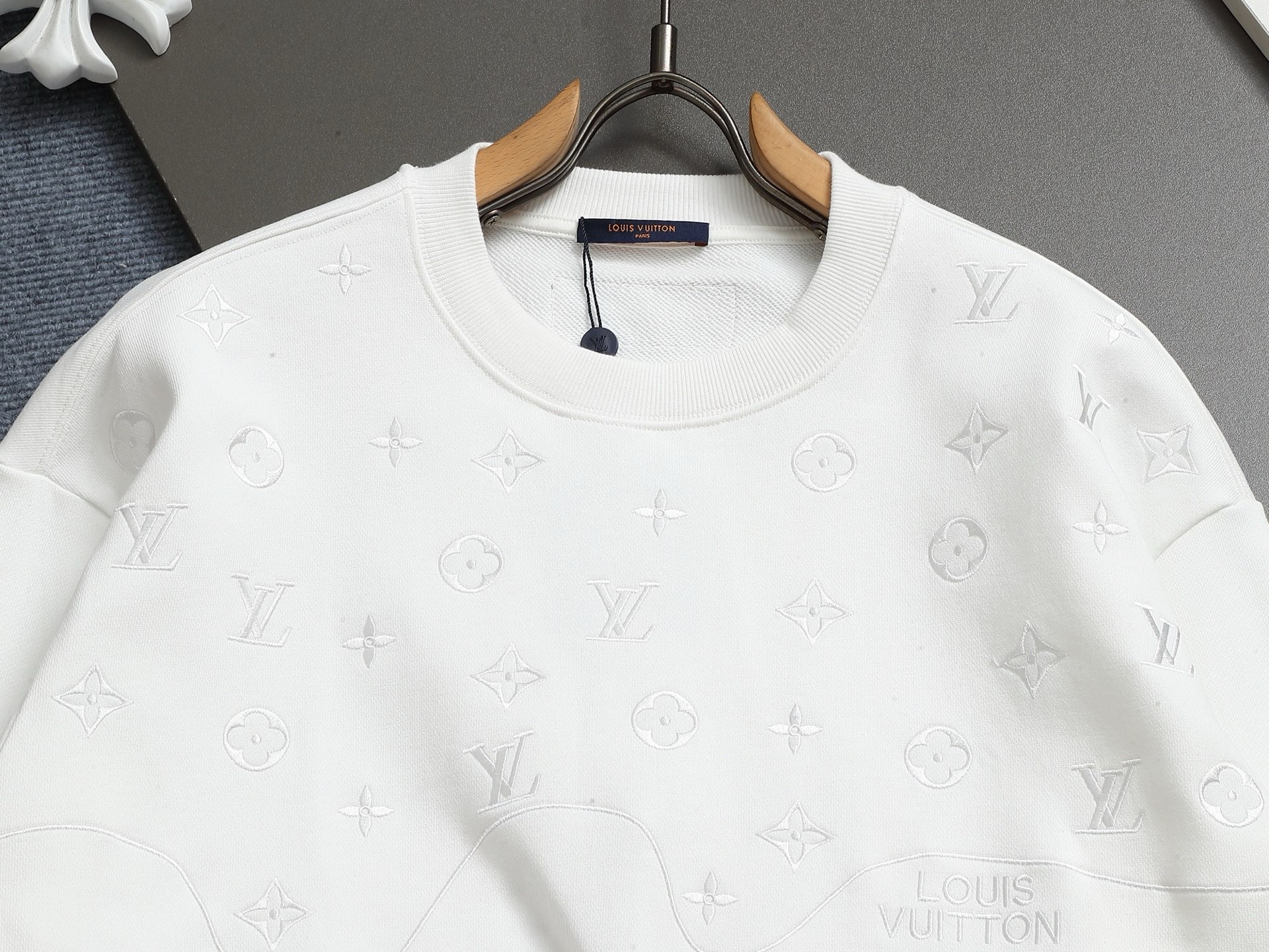 
Louis Vuitton/路易威登 经典纯色刺绣工艺
Logo标识精致升级，灵感源自八十年代复古
原