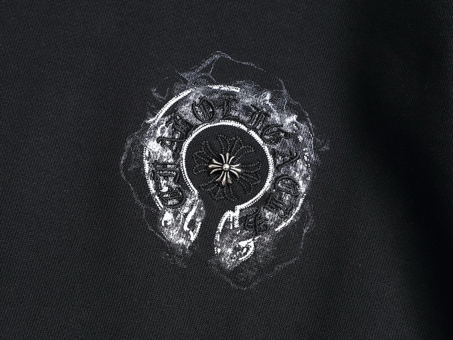 
Chrome hearts ch克罗心十字架马蹄LOGO
万针刺绣工艺圆领卫衣
版型大 宽松有型区别低