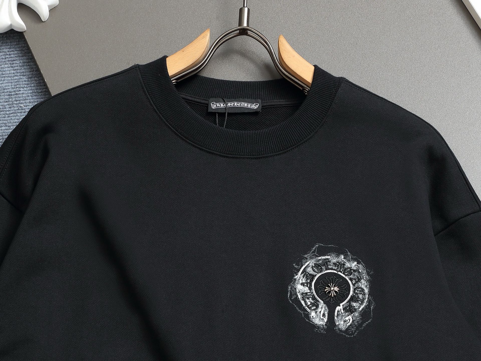 
Chrome hearts ch克罗心十字架马蹄LOGO
万针刺绣工艺圆领卫衣
版型大 宽松有型区别低