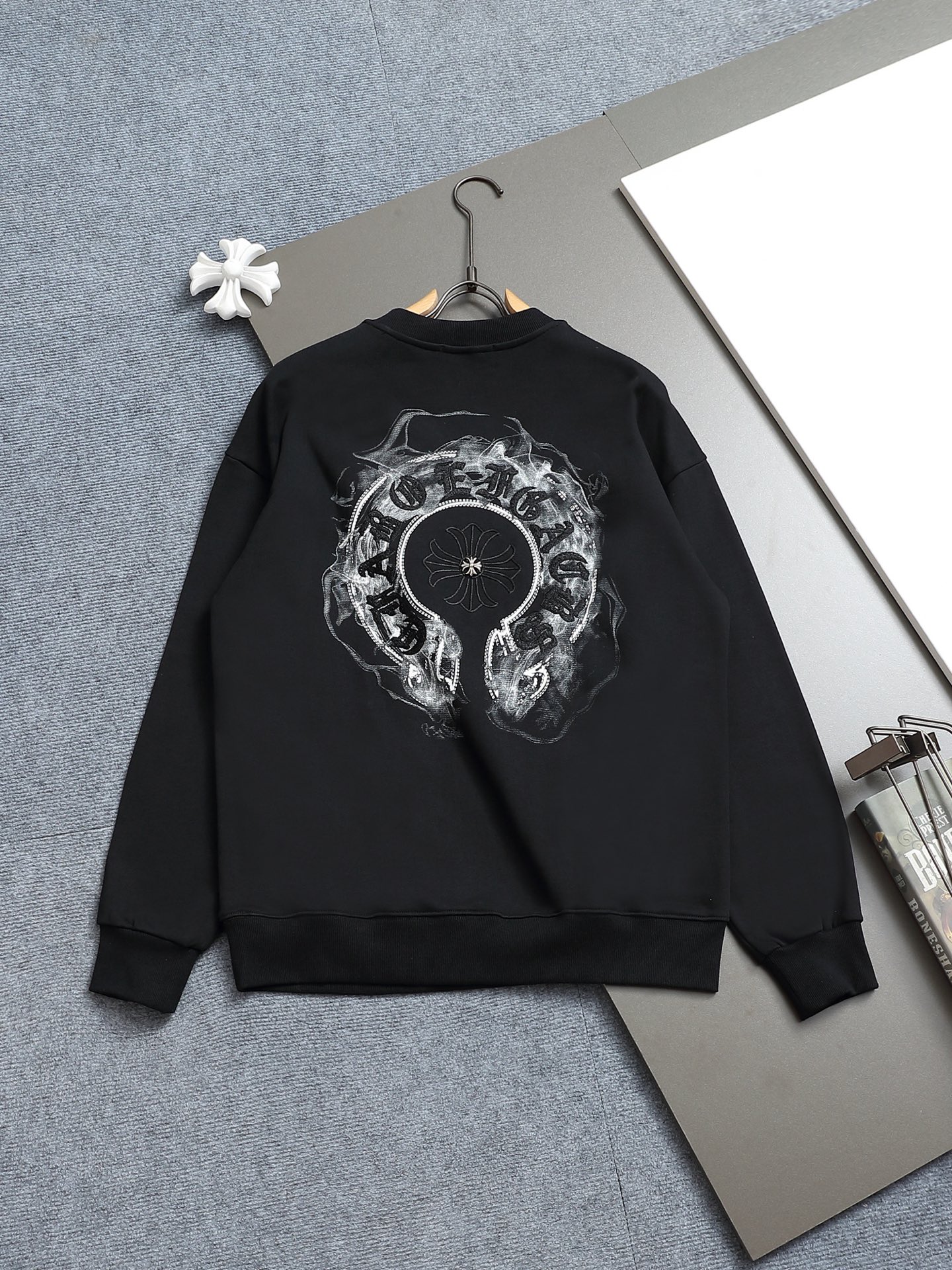 
Chrome hearts ch克罗心十字架马蹄LOGO
万针刺绣工艺圆领卫衣
版型大 宽松有型区别低