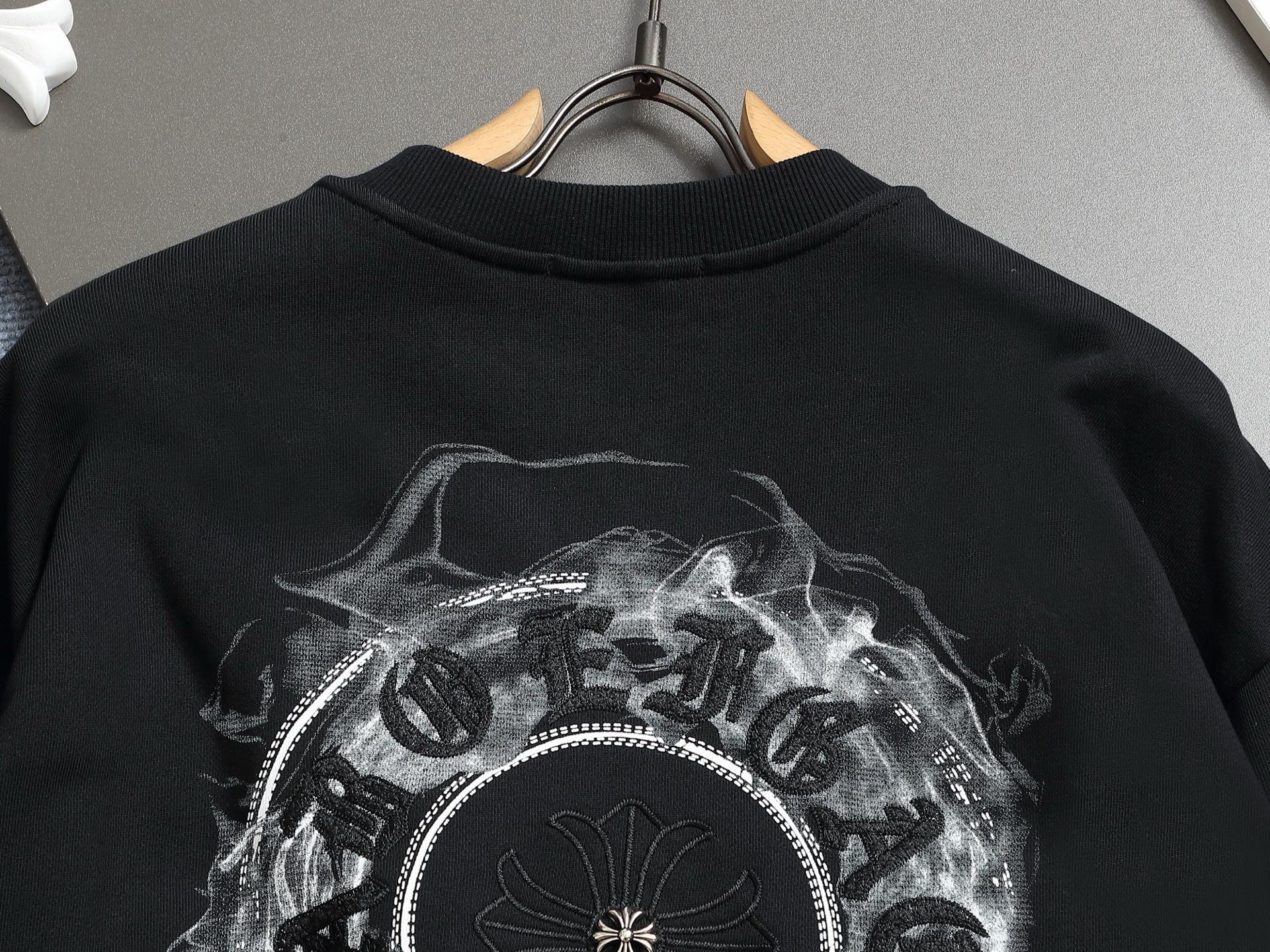 
Chrome hearts ch克罗心十字架马蹄LOGO
万针刺绣工艺圆领卫衣
版型大 宽松有型区别低