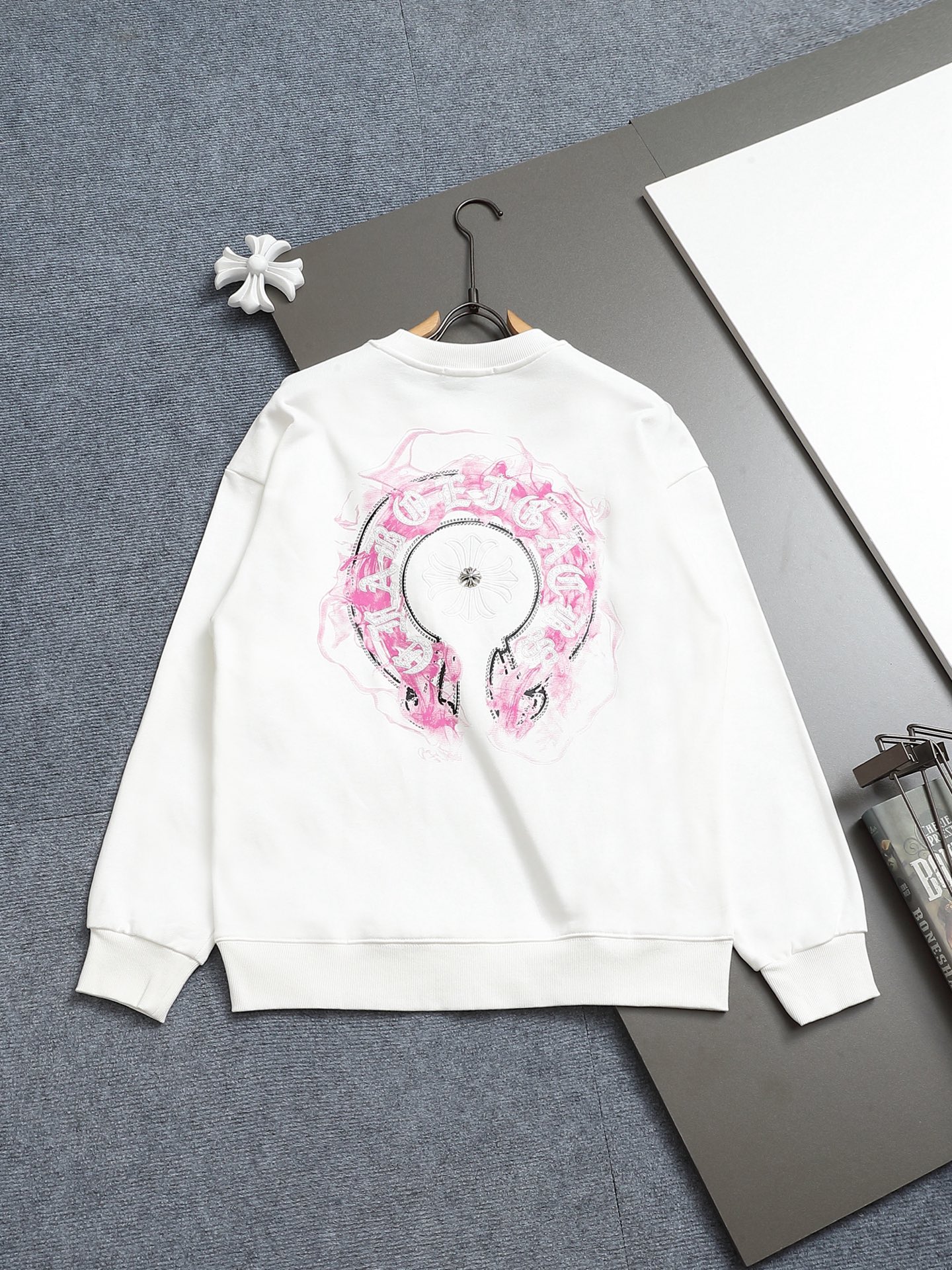 
Chrome hearts ch克罗心十字架马蹄LOGO
万针刺绣工艺圆领卫衣
版型大 宽松有型区别低