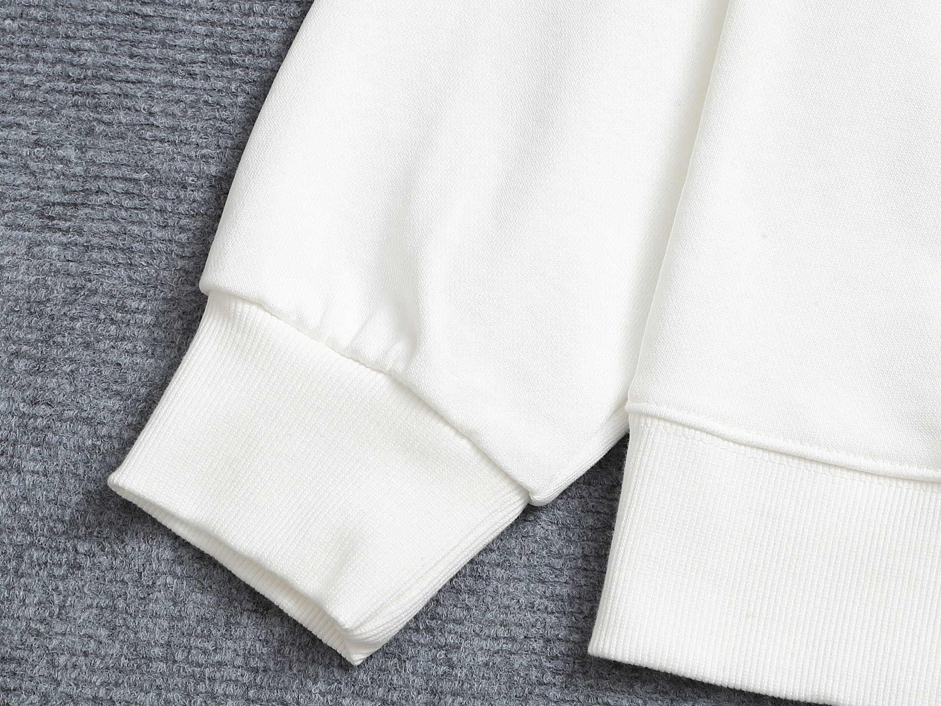 
Chrome hearts ch克罗心十字架马蹄LOGO
万针刺绣工艺圆领卫衣
版型大 宽松有型区别低