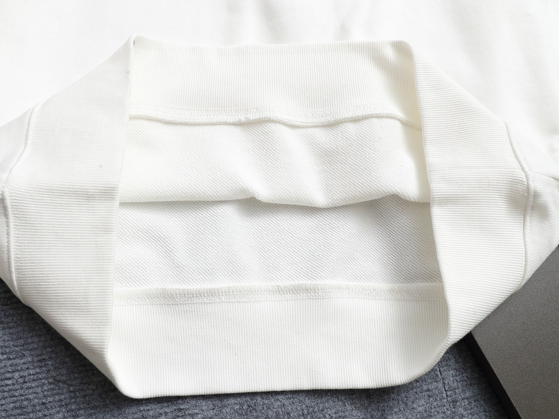 
Chrome hearts ch克罗心十字架马蹄LOGO
万针刺绣工艺圆领卫衣
版型大 宽松有型区别低