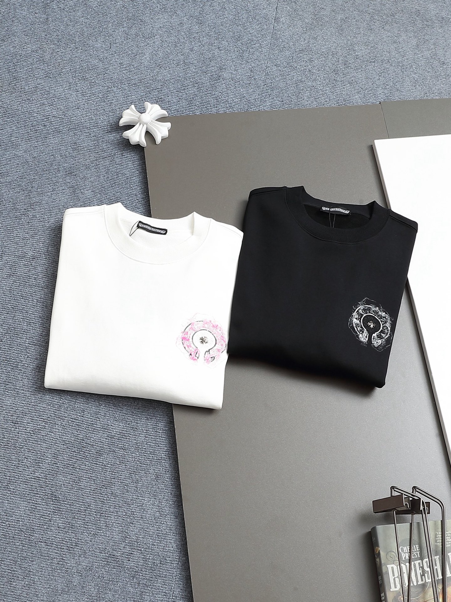 
Chrome hearts ch克罗心十字架马蹄LOGO
万针刺绣工艺圆领卫衣
版型大 宽松有型区别低
