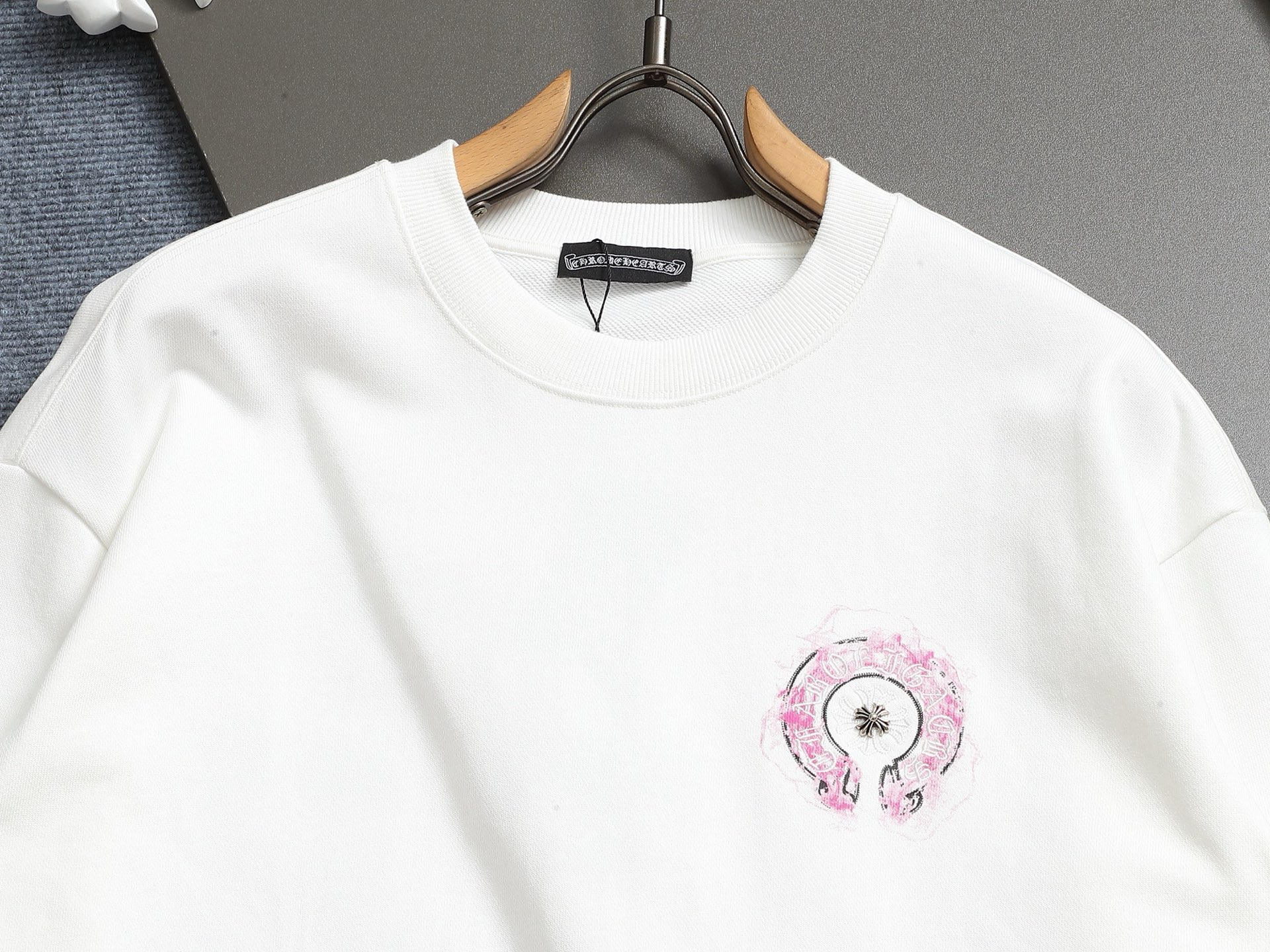 
Chrome hearts ch克罗心十字架马蹄LOGO
万针刺绣工艺圆领卫衣
版型大 宽松有型区别低