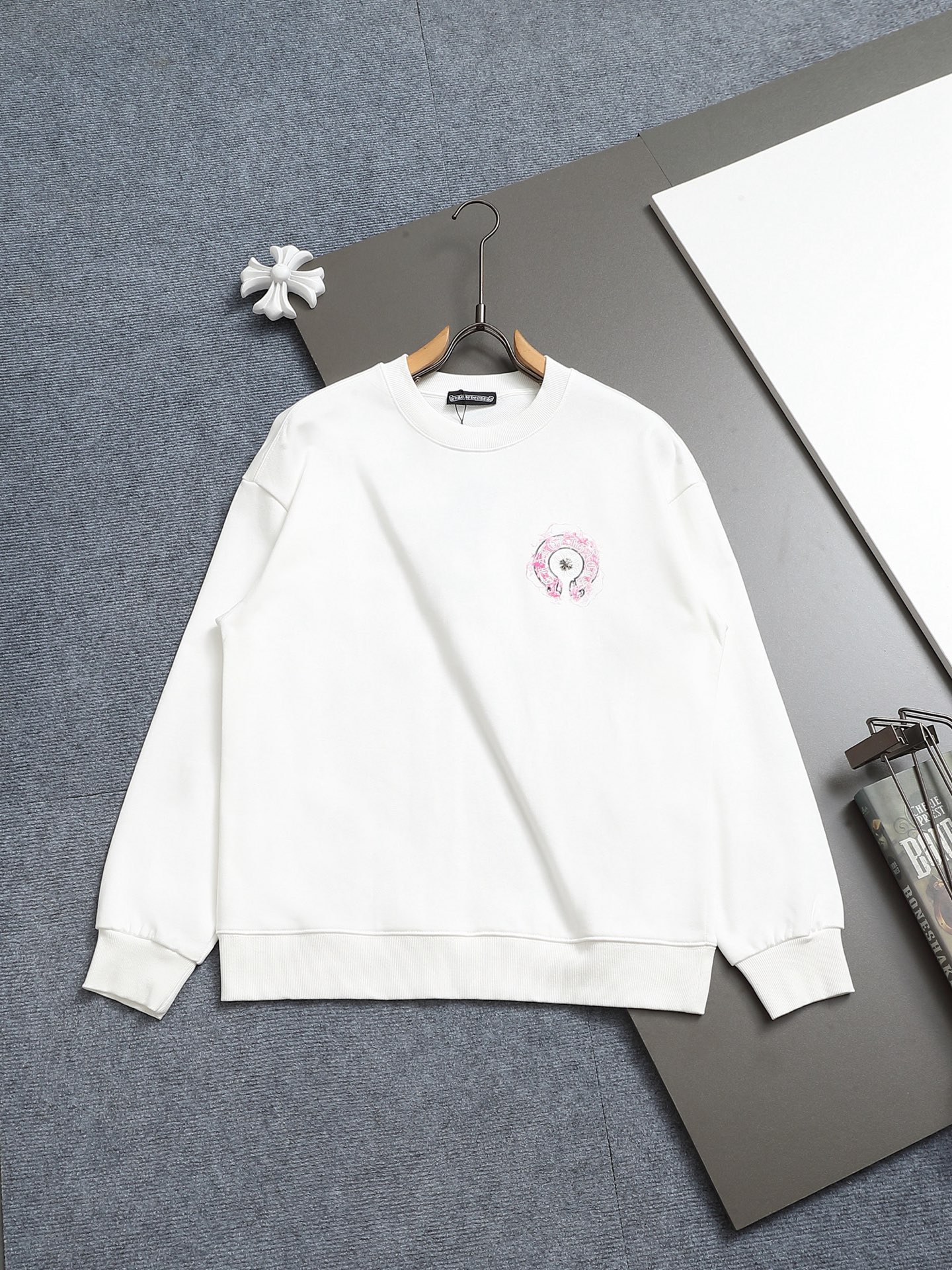 
Chrome hearts ch克罗心十字架马蹄LOGO
万针刺绣工艺圆领卫衣
版型大 宽松有型区别低