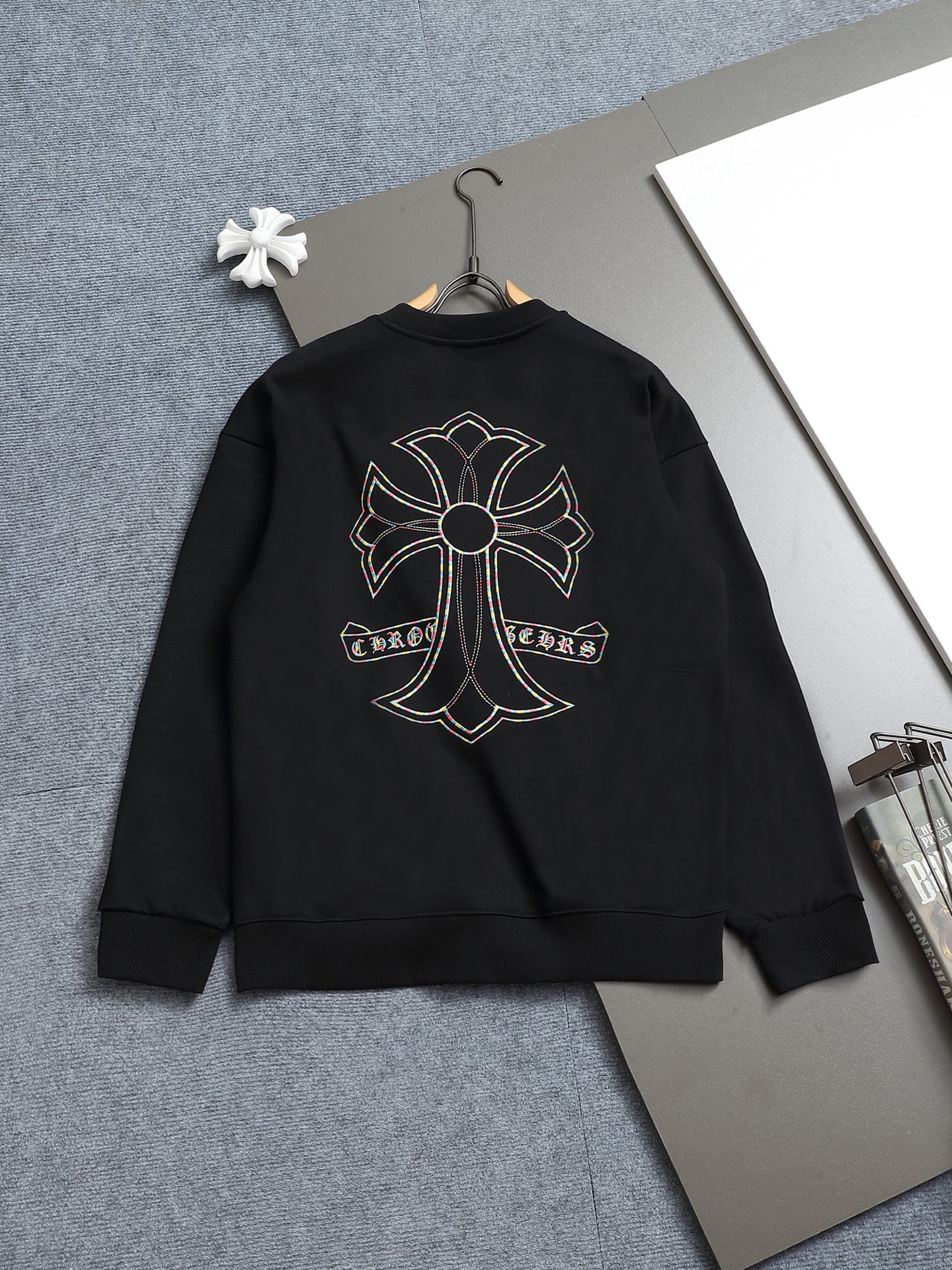 
Chrome hearts ch克罗心十字架马蹄LOGO
万针刺绣工艺圆领卫衣
版型大 宽松有型区别低