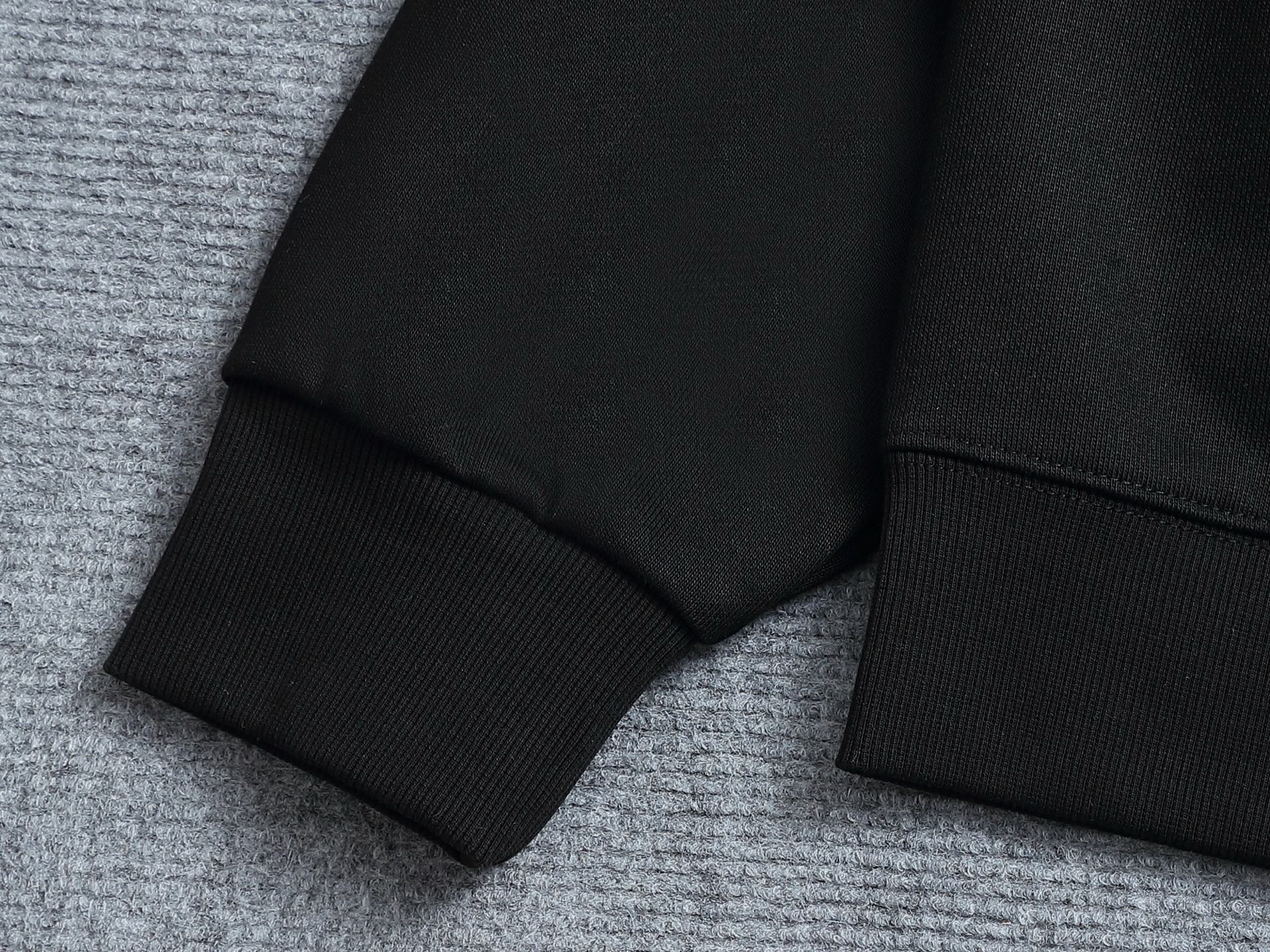 
Chrome hearts ch克罗心十字架马蹄LOGO
万针刺绣工艺圆领卫衣
版型大 宽松有型区别低