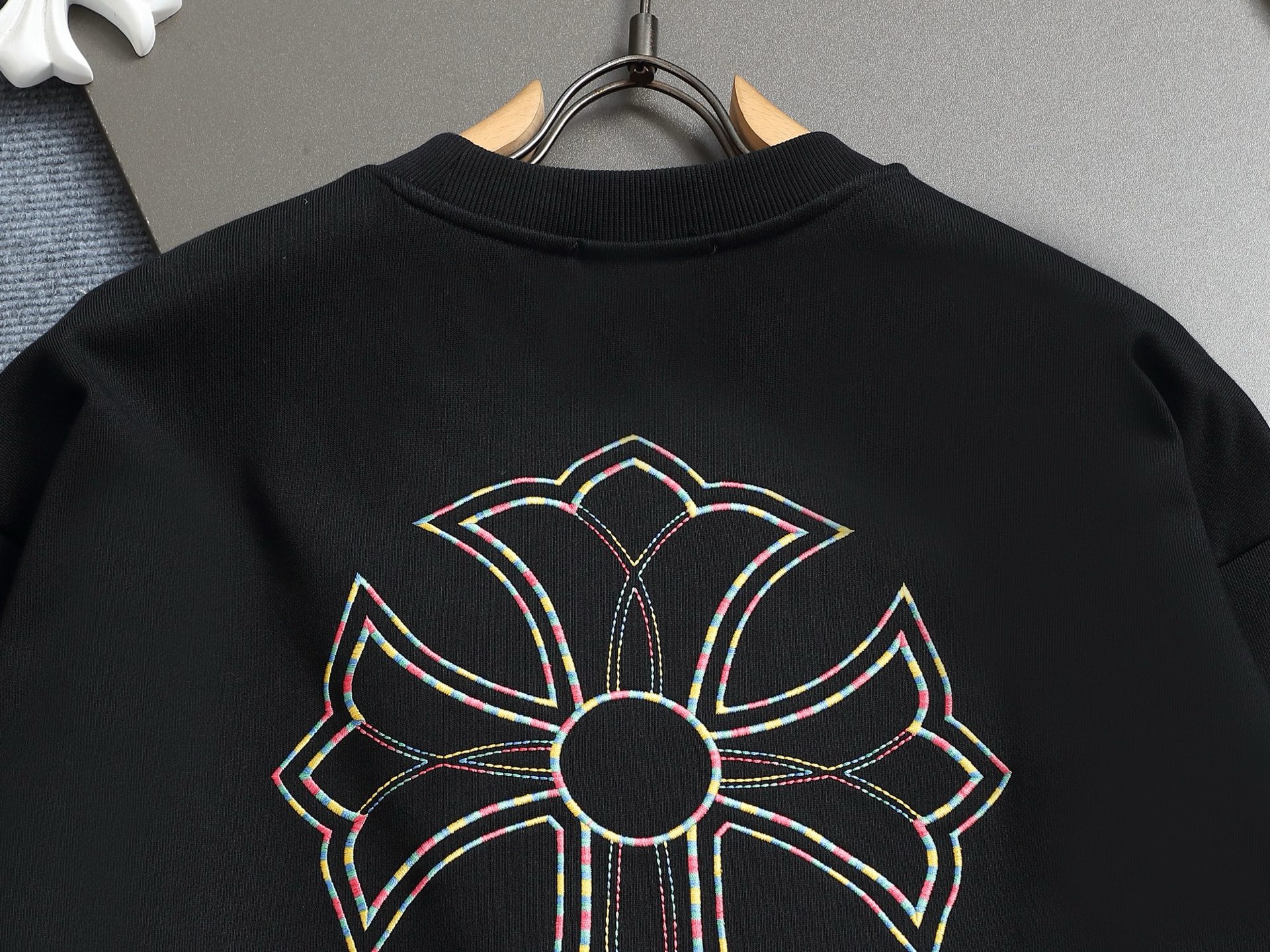 
Chrome hearts ch克罗心十字架马蹄LOGO
万针刺绣工艺圆领卫衣
版型大 宽松有型区别低