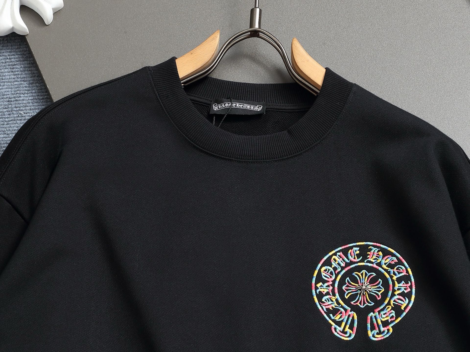 
Chrome hearts ch克罗心十字架马蹄LOGO
万针刺绣工艺圆领卫衣
版型大 宽松有型区别低