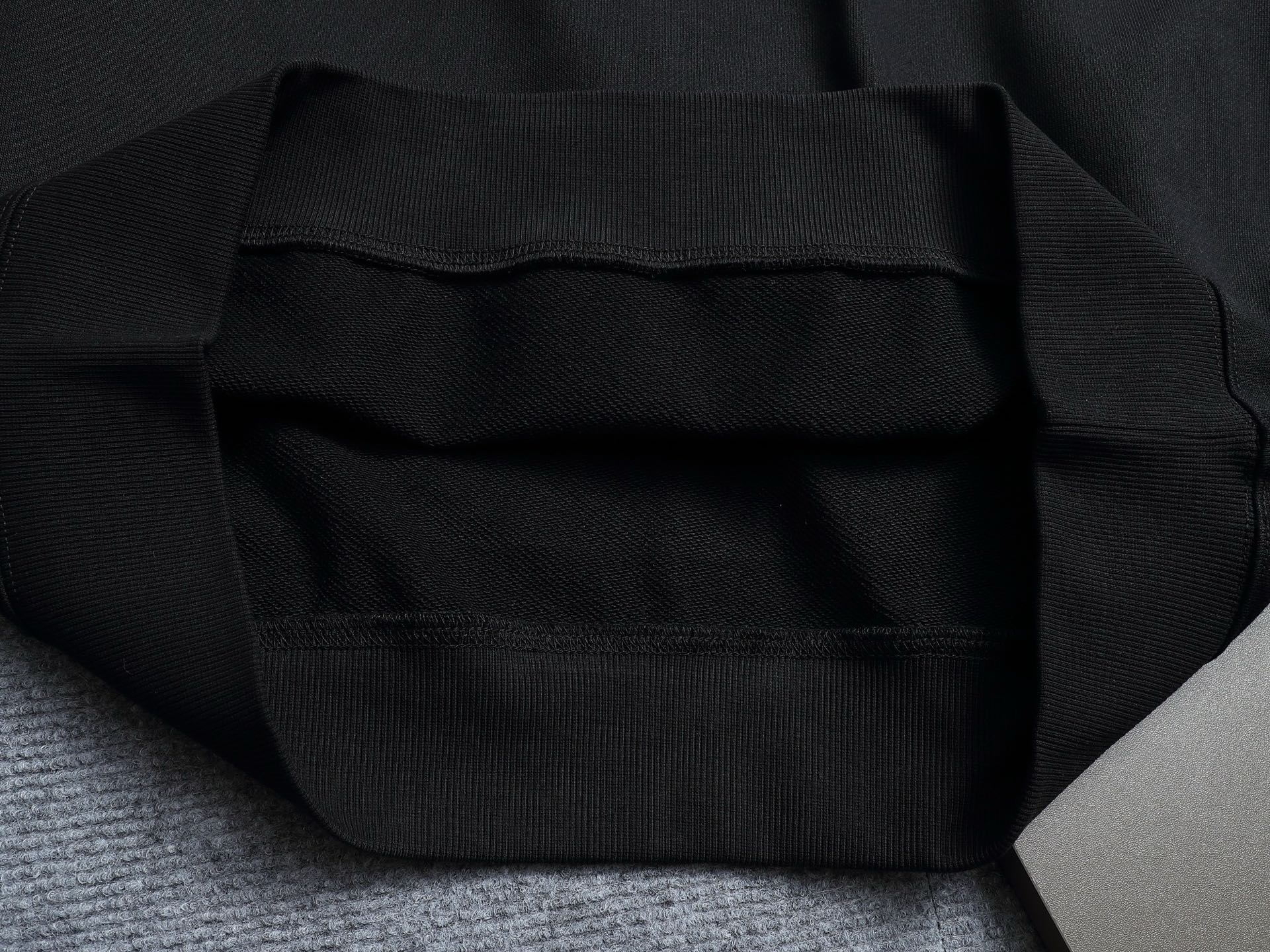 
Chrome hearts ch克罗心十字架马蹄LOGO
万针刺绣工艺圆领卫衣
版型大 宽松有型区别低