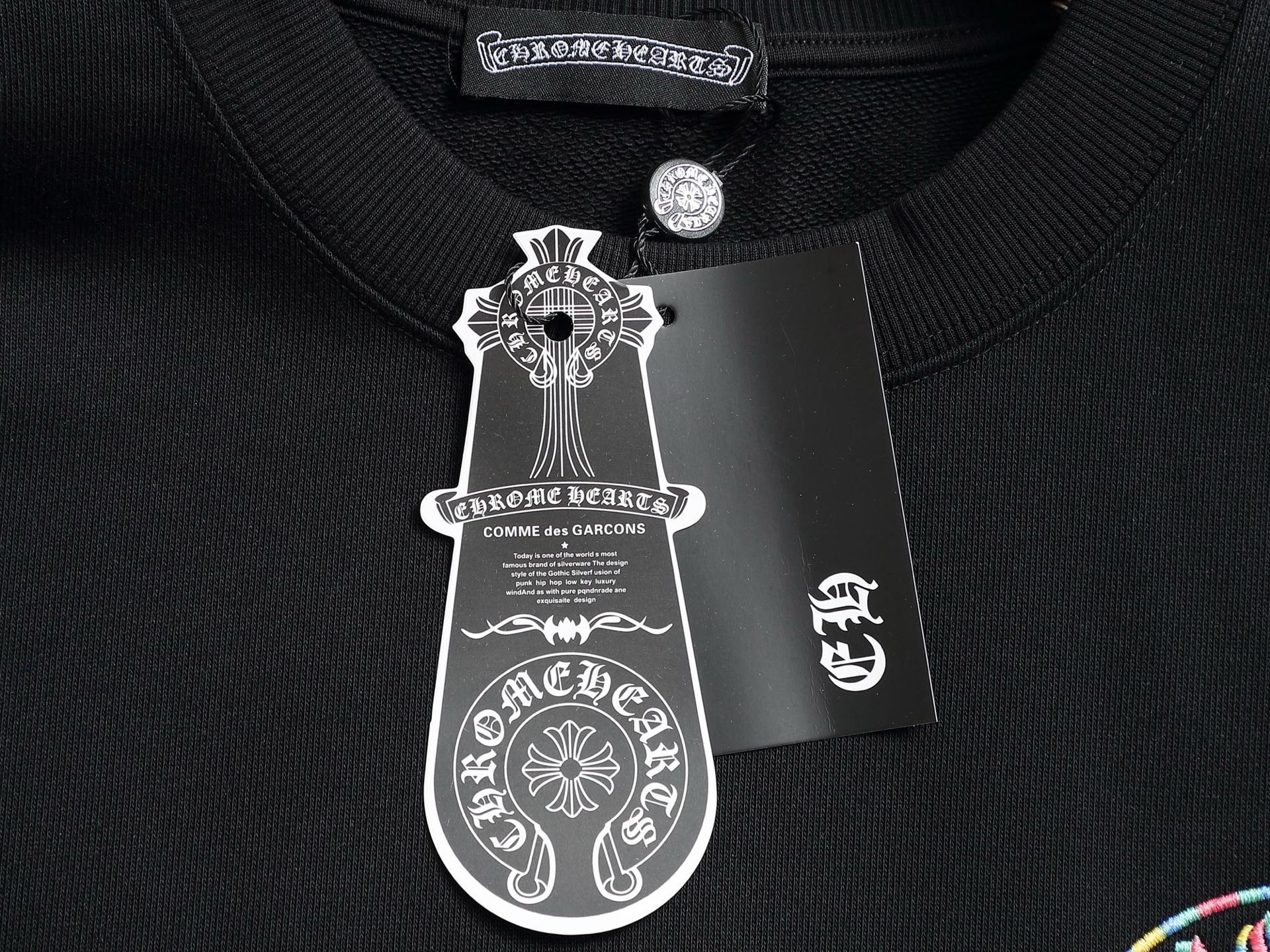 
Chrome hearts ch克罗心十字架马蹄LOGO
万针刺绣工艺圆领卫衣
版型大 宽松有型区别低