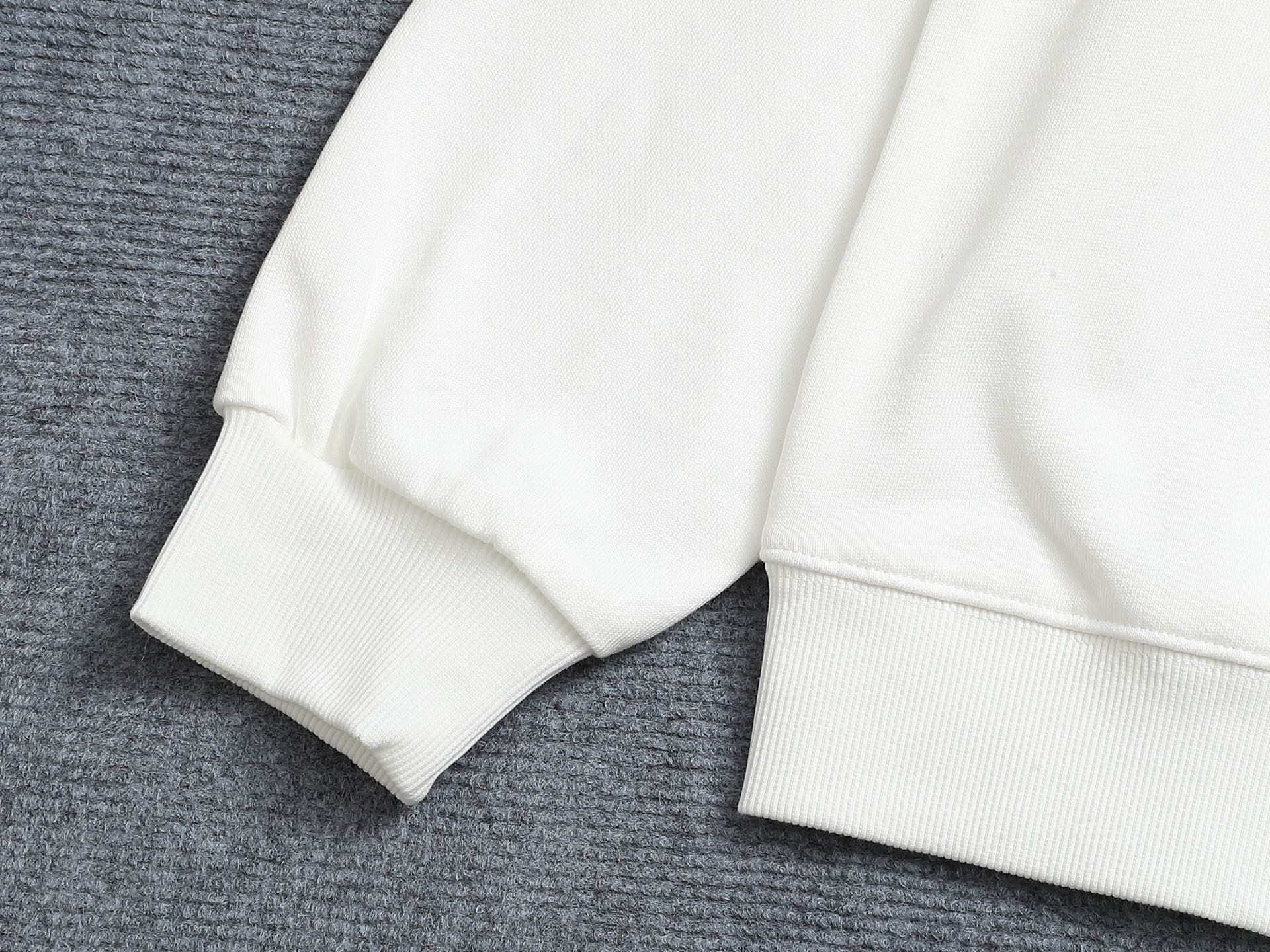 
Chrome hearts ch克罗心十字架马蹄LOGO
万针刺绣工艺圆领卫衣
版型大 宽松有型区别低