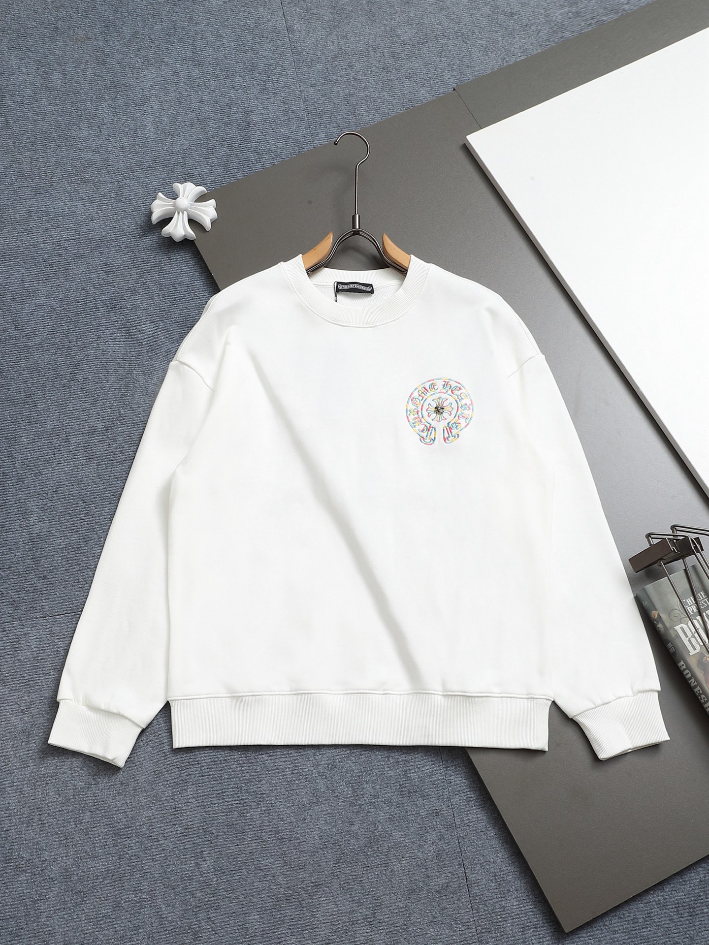 
Chrome hearts ch克罗心十字架马蹄LOGO
万针刺绣工艺圆领卫衣
版型大 宽松有型区别低